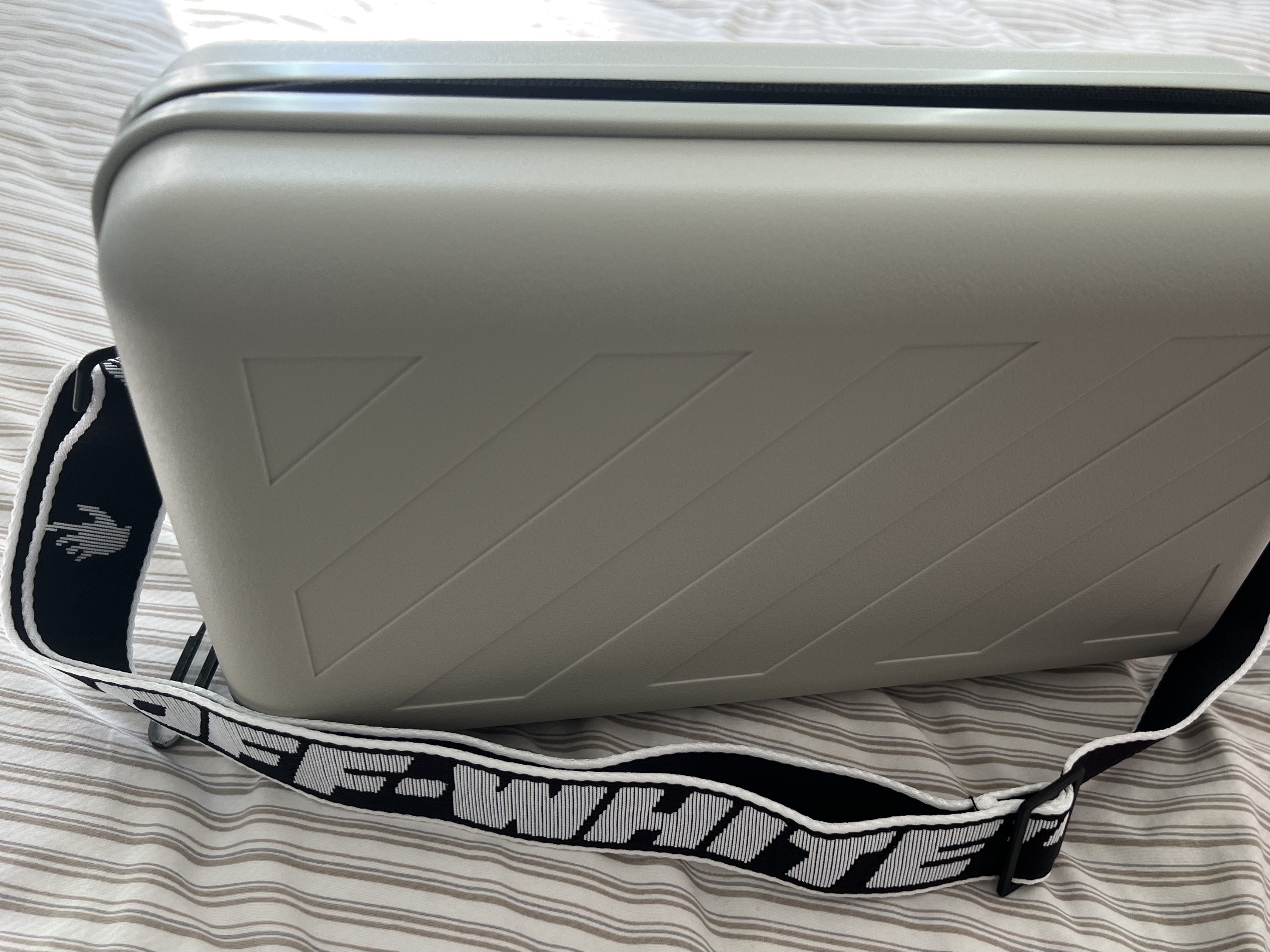 Off-White x Amore Pacific Protection Box (Without Cosmetics) 착용 스타일 - 1