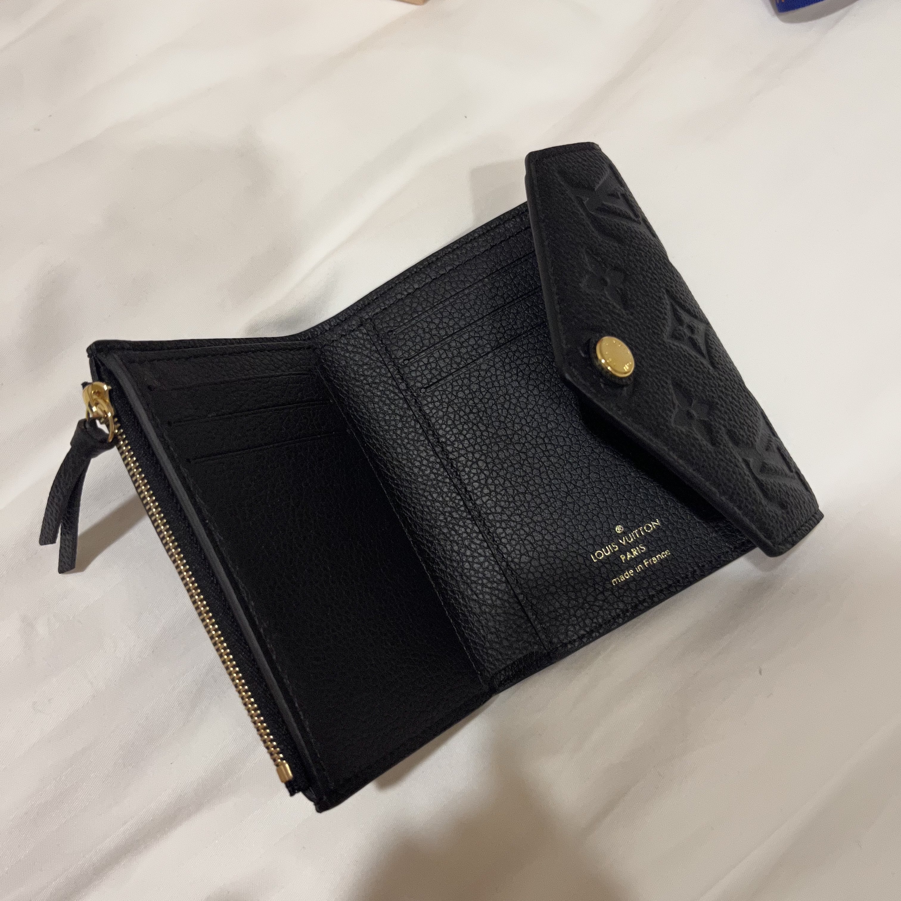 Louis Vuitton Zoe Wallet Monogram Empreinte Black 착용 스타일 - 3