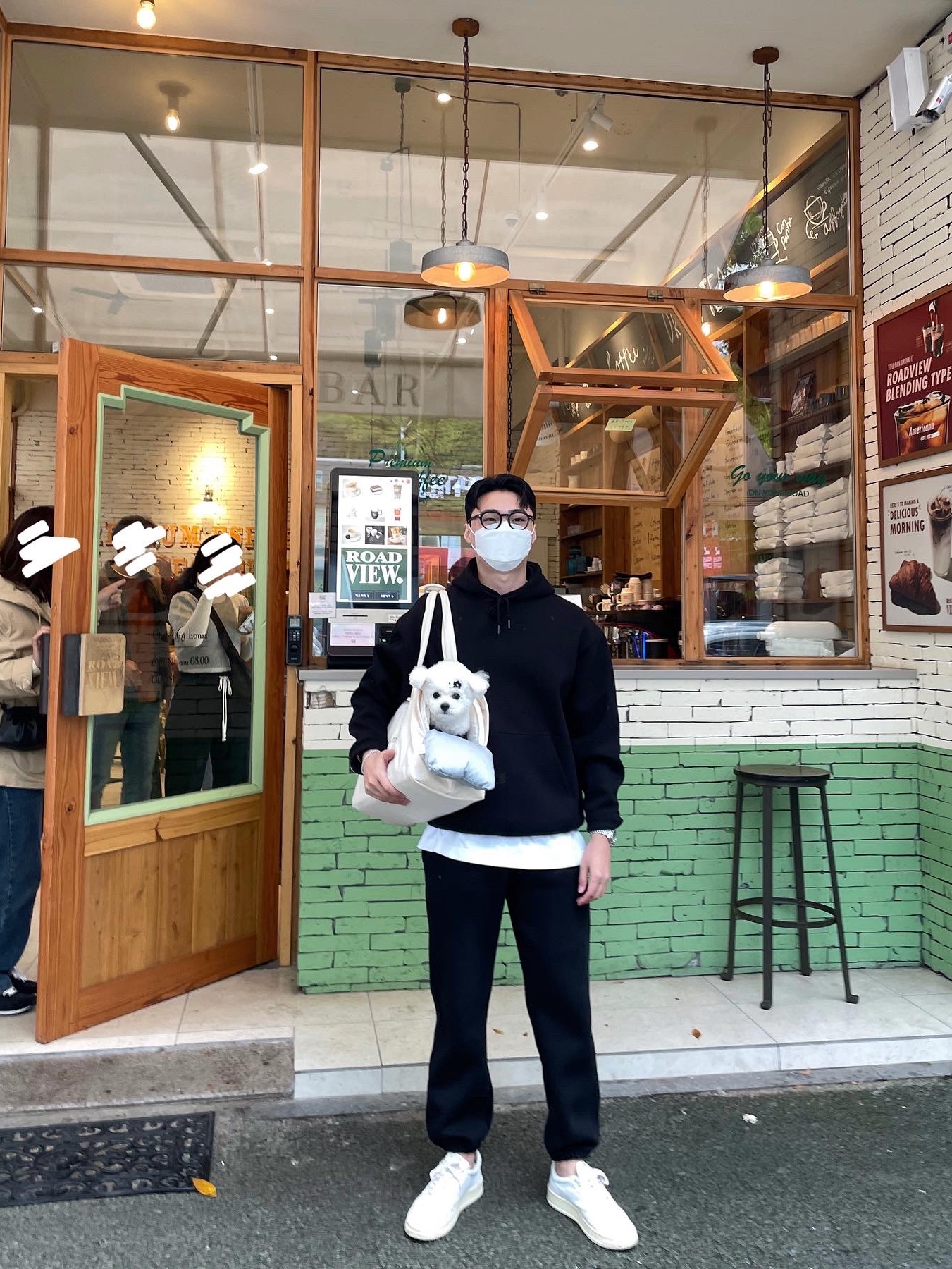 (W) Autry Medalist Low Leather Sneakers White, Autry Medalist Low Leather Sneakers White 착용 스타일 - 1