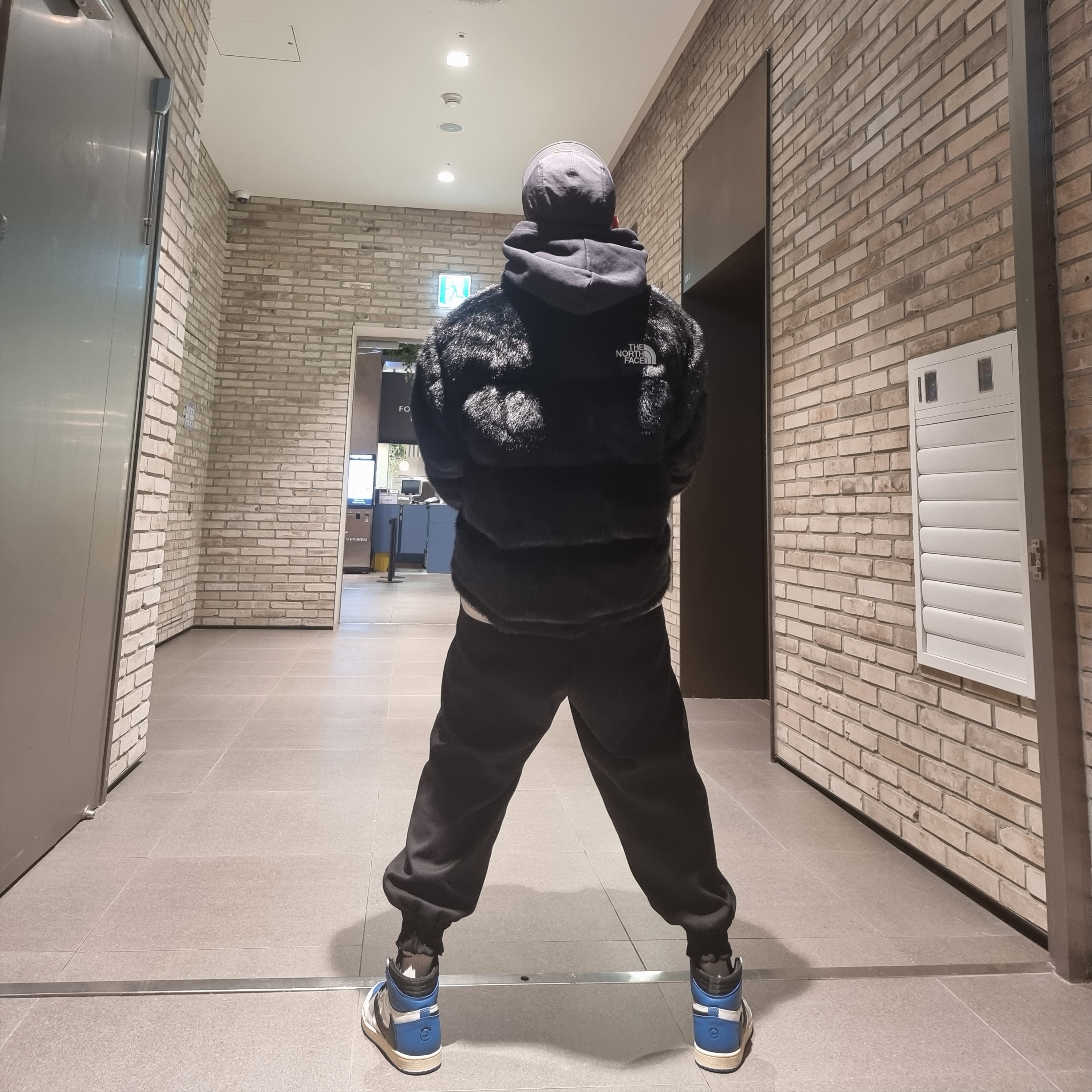 Supreme x The North Face Faux Fur Nuptse Jacket Black - 20FW, Jordan x Travis Scott x Fragment Hoodie Black (DJ0615-010) 착용 스타일 - 1
