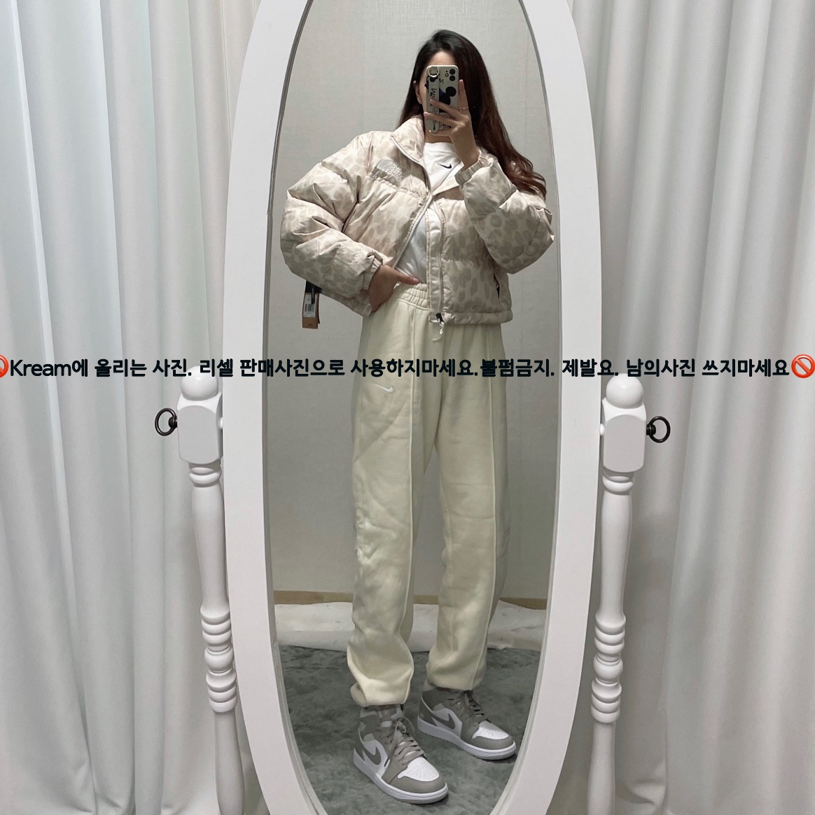 Jordan 1 Mid College Grey, (W) The North Face Print Nuptse Short Jacket Silver Grey Leopard Print 착용 스타일 - 1