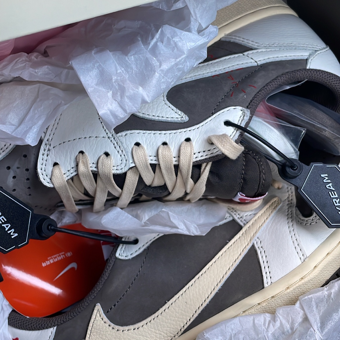 Jordan 1 x Travis Scott Retro Low OG SP Sail and Ridgerock 착용 스타일 - 3