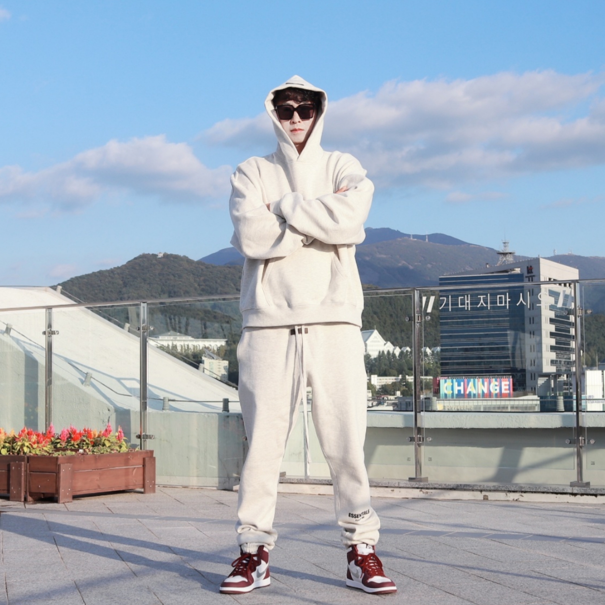 Essentials The Core Collection Hoodie Light Oatmeal, Essentials The Core Collection Sweatpants Light Oatmeal 착용 스타일 - 4