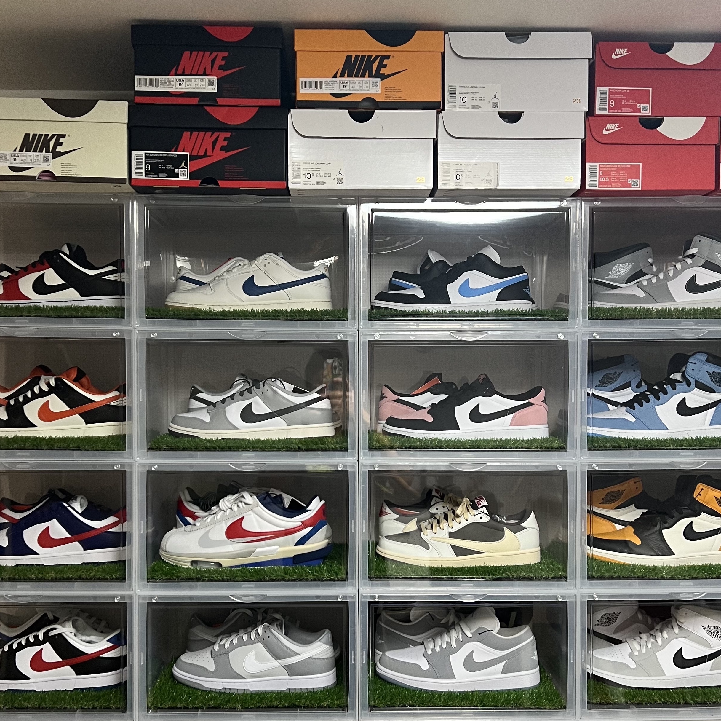 Jordan 1 x Travis Scott Retro Low OG SP Sail and Ridgerock 착용 스타일 - 1