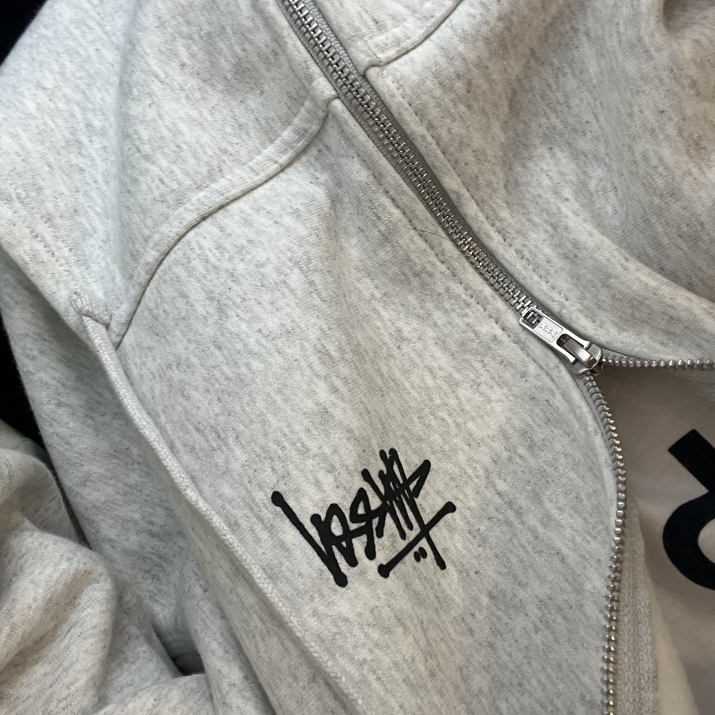 Stussy Basic Stussy Hoodie Ash Heather 2022, Maison Kitsune x Laneige Padded Bag Navy 착용 스타일 - 2