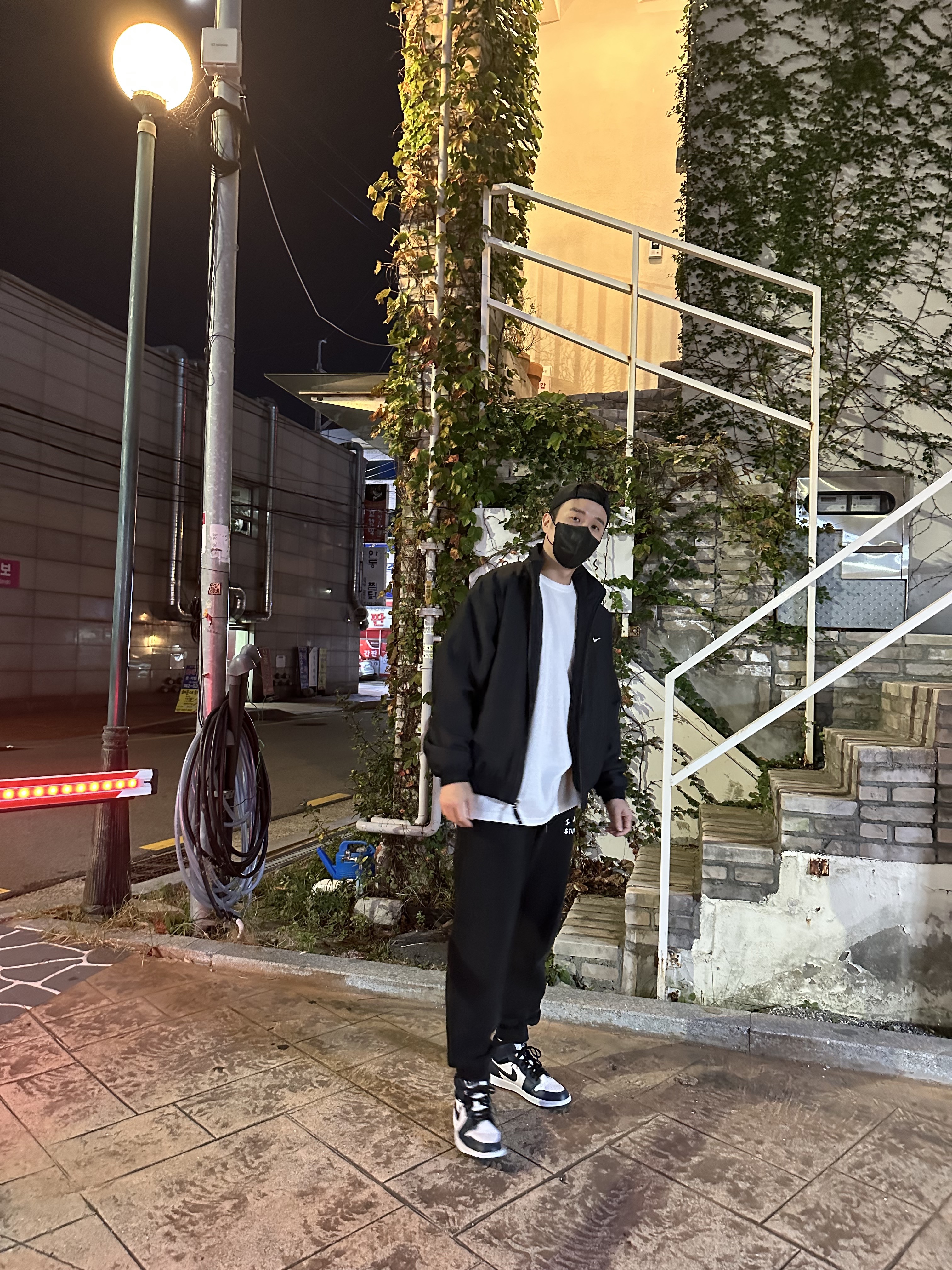 Nike NRG Solo Swoosh Satin Bomber Jacket Black Kumquat - Asia, IAB Studio Sweatpants Black White - 19FW 착용 스타일 - 2