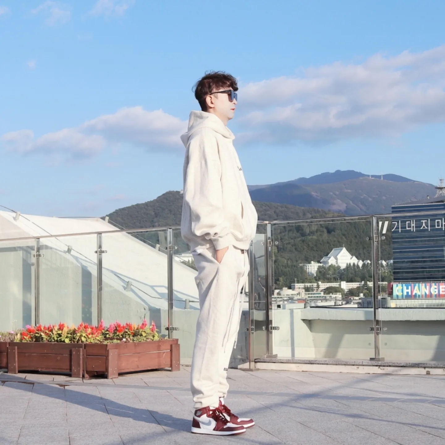 Essentials The Core Collection Hoodie Light Oatmeal, Essentials The Core Collection Sweatpants Light Oatmeal 착용 스타일 - 4