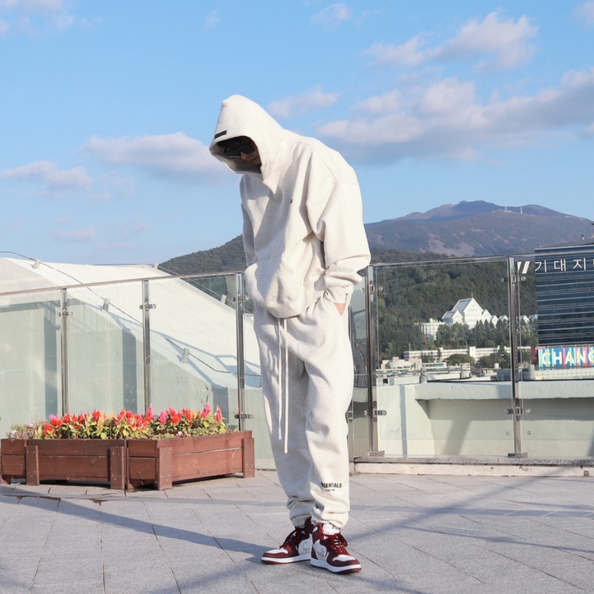 Essentials The Core Collection Hoodie Light Oatmeal, Essentials The Core Collection Sweatpants Light Oatmeal 착용 스타일 - 3