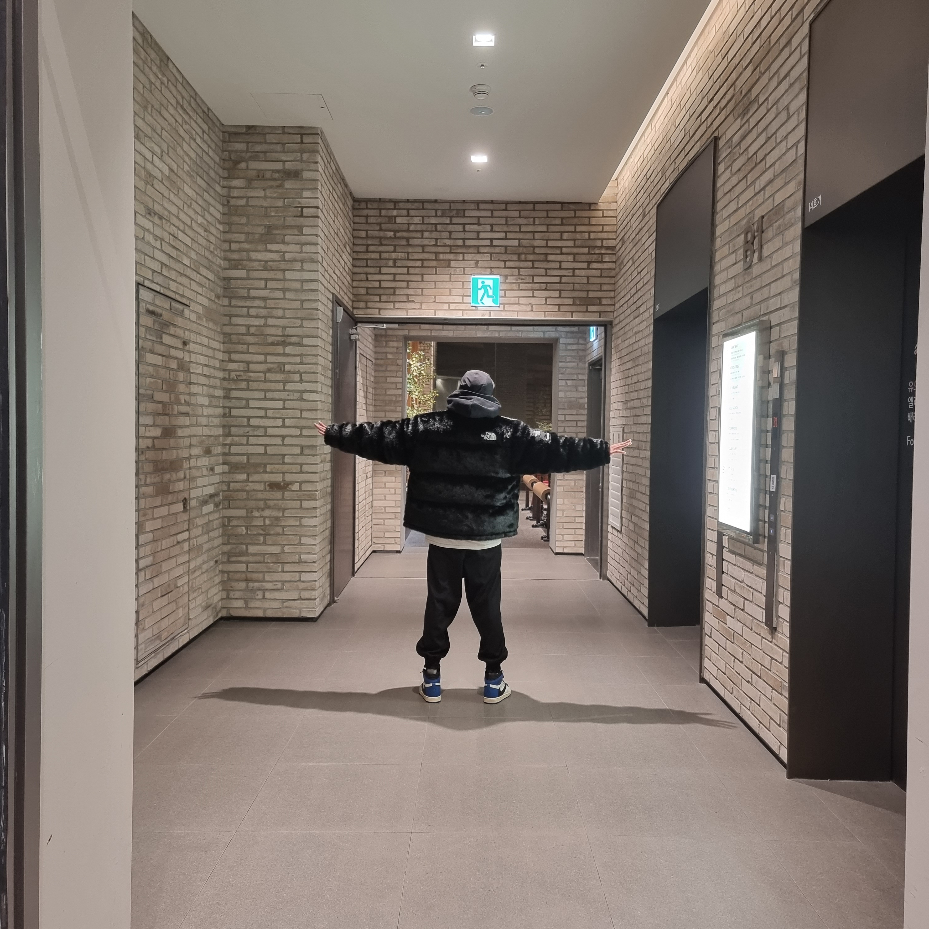 Supreme x The North Face Faux Fur Nuptse Jacket Black - 20FW, Jordan x Travis Scott x Fragment Hoodie Black (DJ0615-010) 착용 스타일 - 2