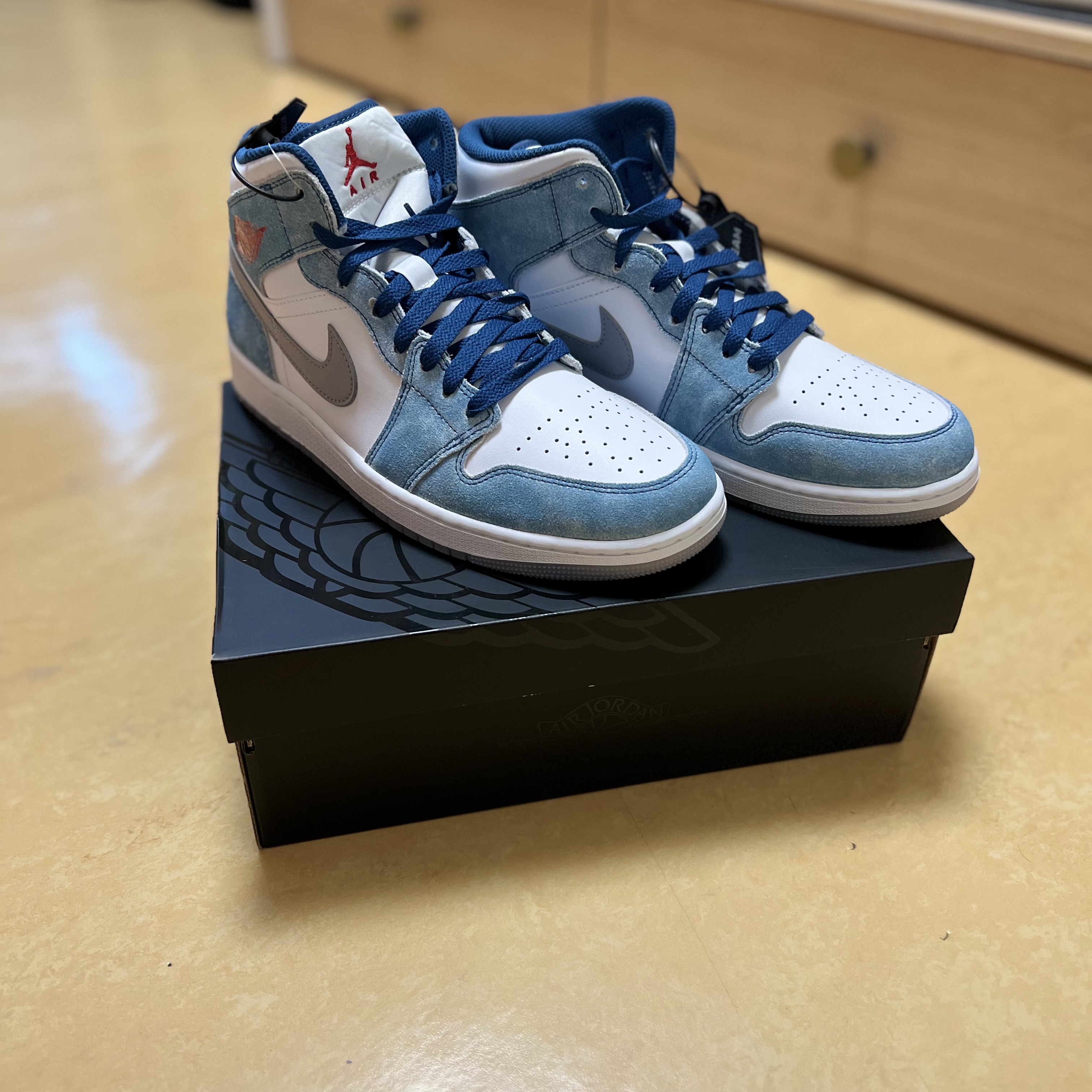 Jordan 1 Mid SE French Blue Fire Red 착용 스타일 - 2