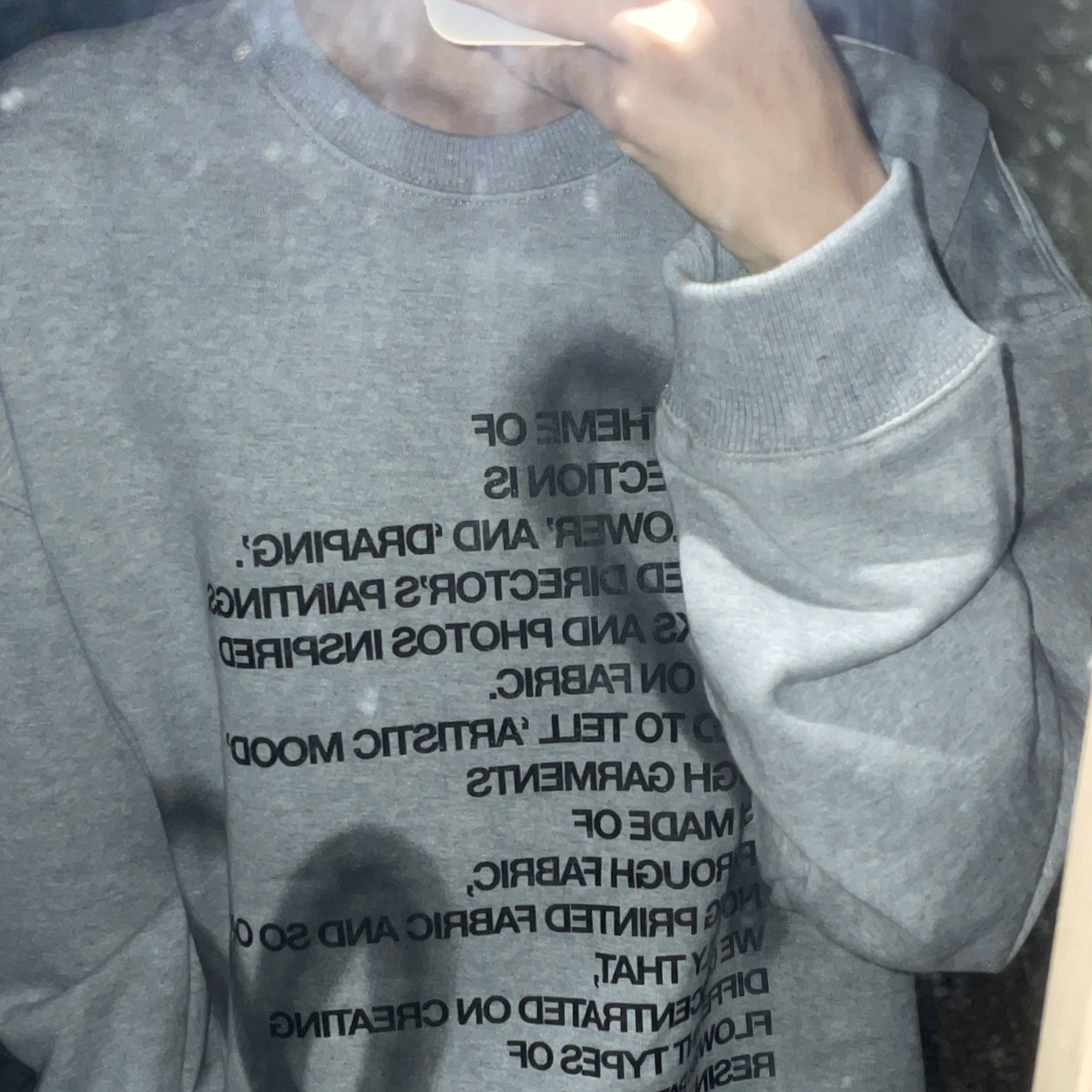 [KREAM 단독] The Museum Visitor Heart Sprayed Sweatshirt Grey - 22PF 착용 스타일