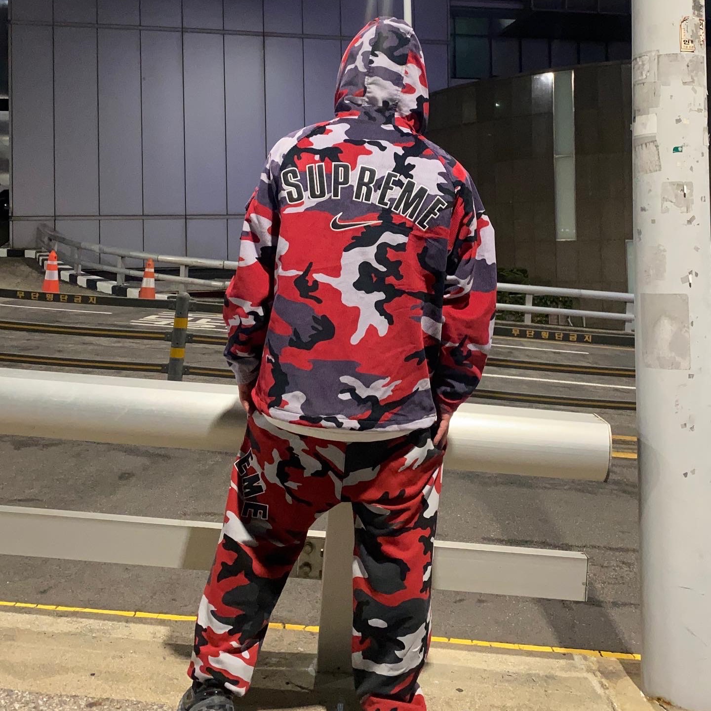 Balenciaga Defender Sneakers Black, Supreme x Nike Arc Corduroy Hooded Jacket Red Camo - 22SS 착용 스타일 - 3