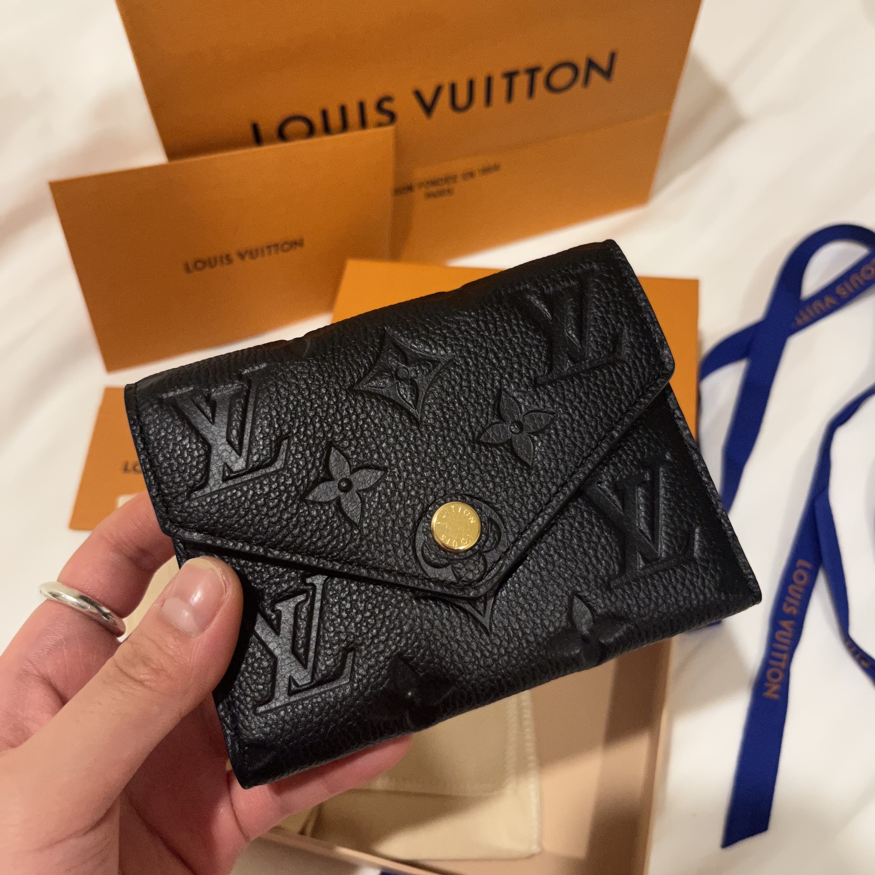 Louis Vuitton Zoe Wallet Monogram Empreinte Black 착용 스타일 - 1