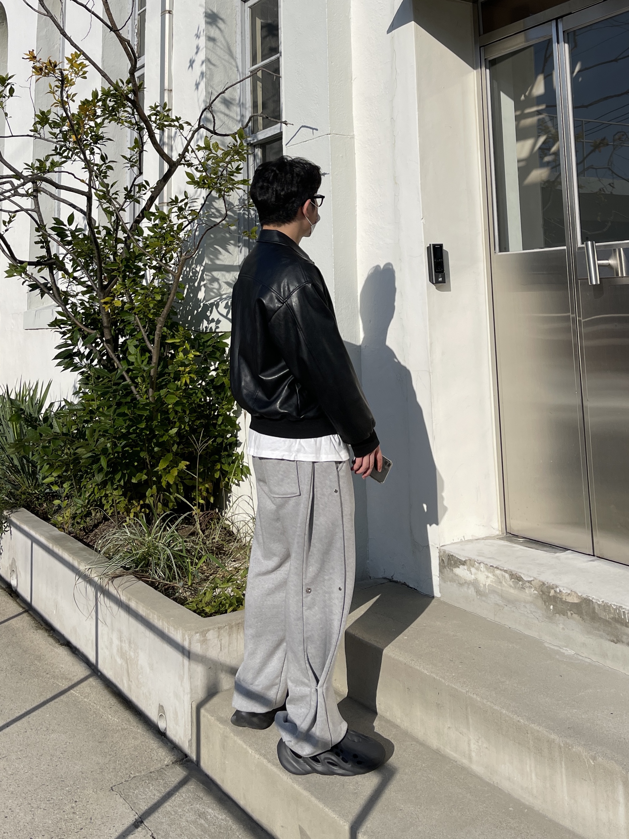 Adidas Yeezy Foam RNNR Onyx 착용 스타일 - 2