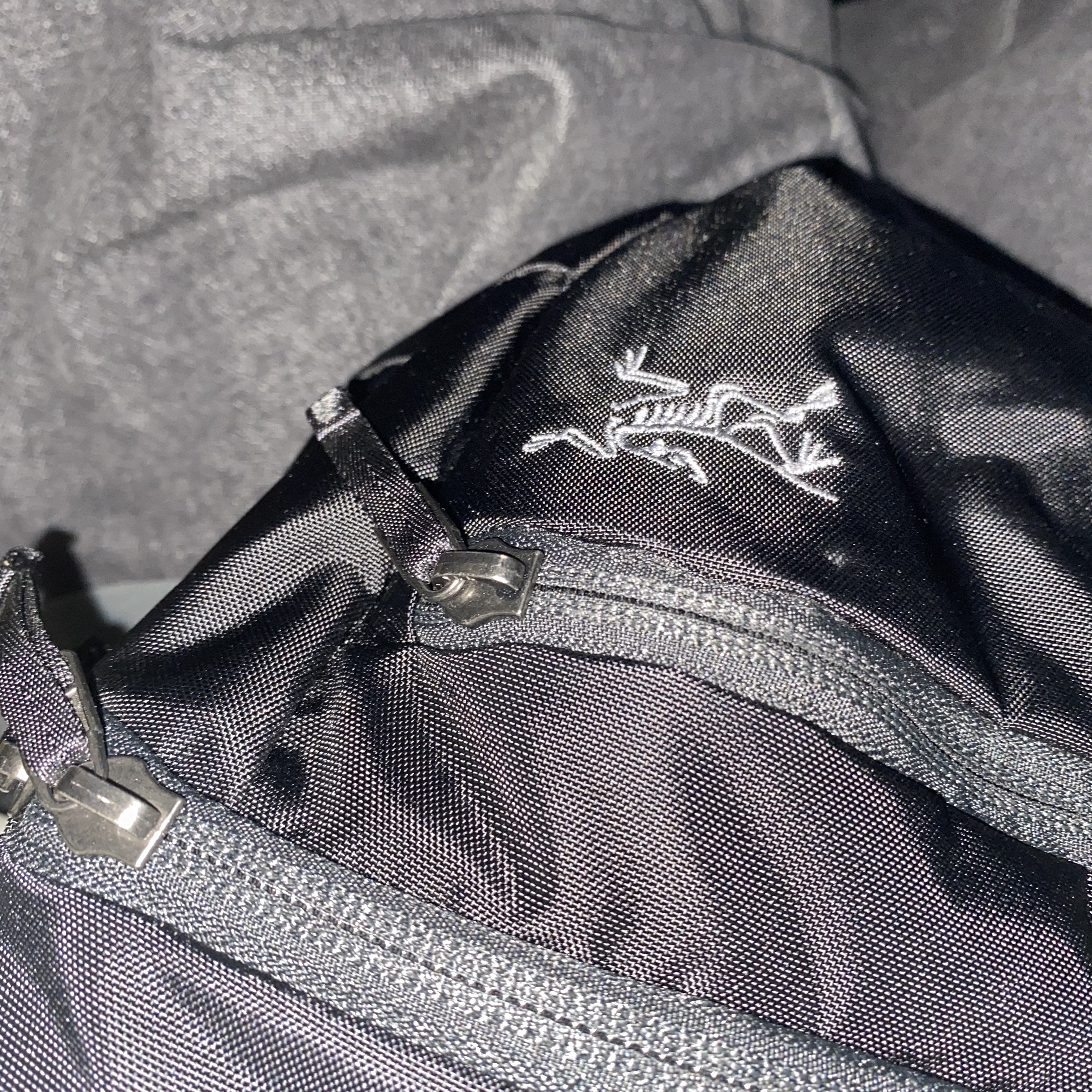 Arc'teryx Mantis 2 Waistpack Black, Stussy Stock Cuff Beanie Black 착용 스타일 - 2