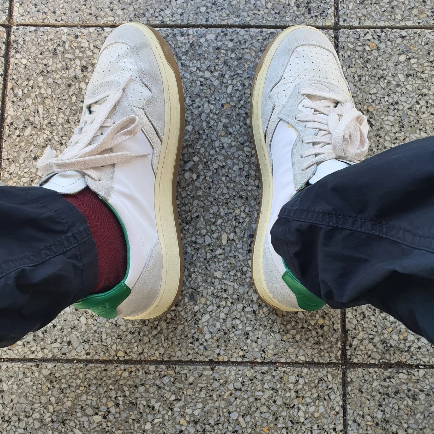 Autry Medalist Low Leather Suede Sneakers White Green 착용 스타일 - 2