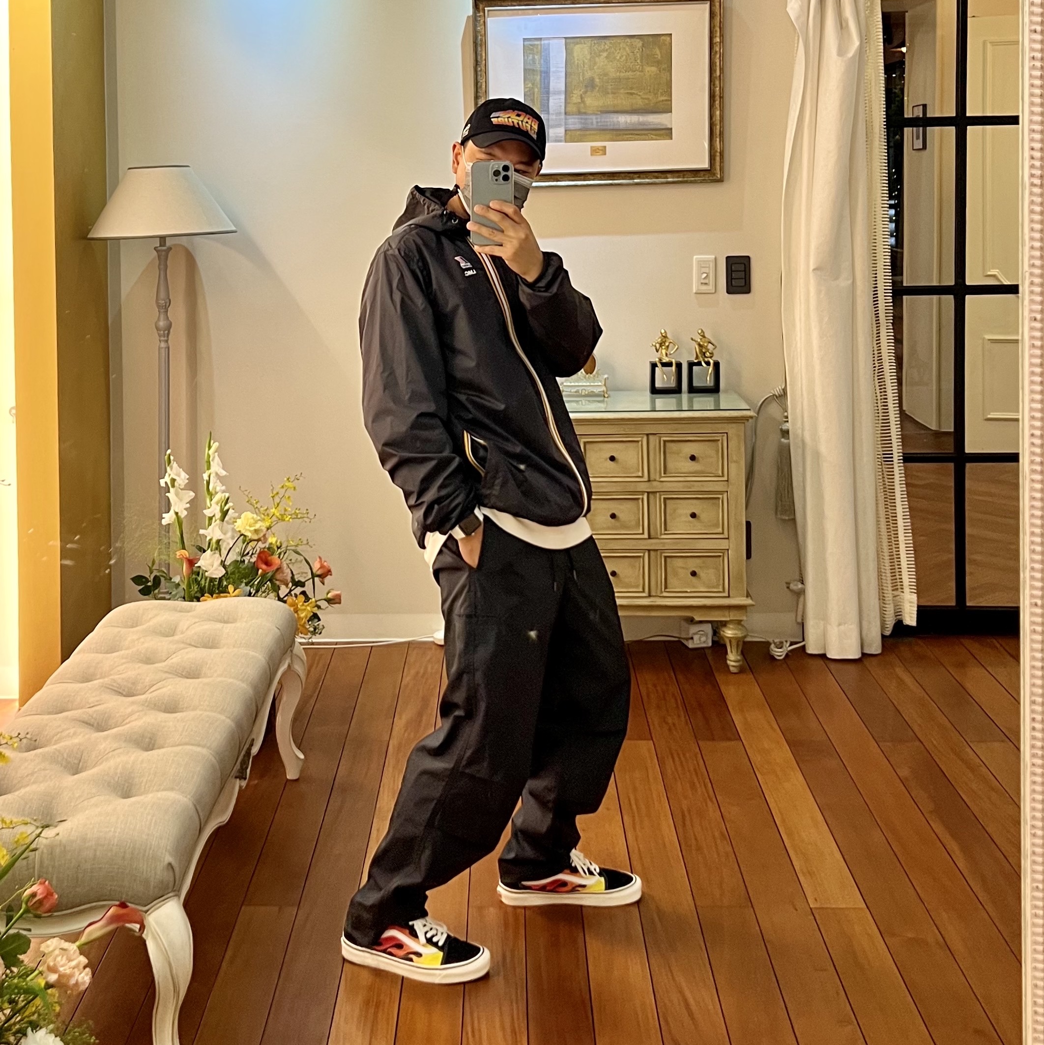 Vans Old Skool Flame Black 2017, Apple Watch Series 7 41mm Cellular Silver Stainless Steel Case with Sports Band Starlight (Korean Ver.) 착용 스타일 - 1