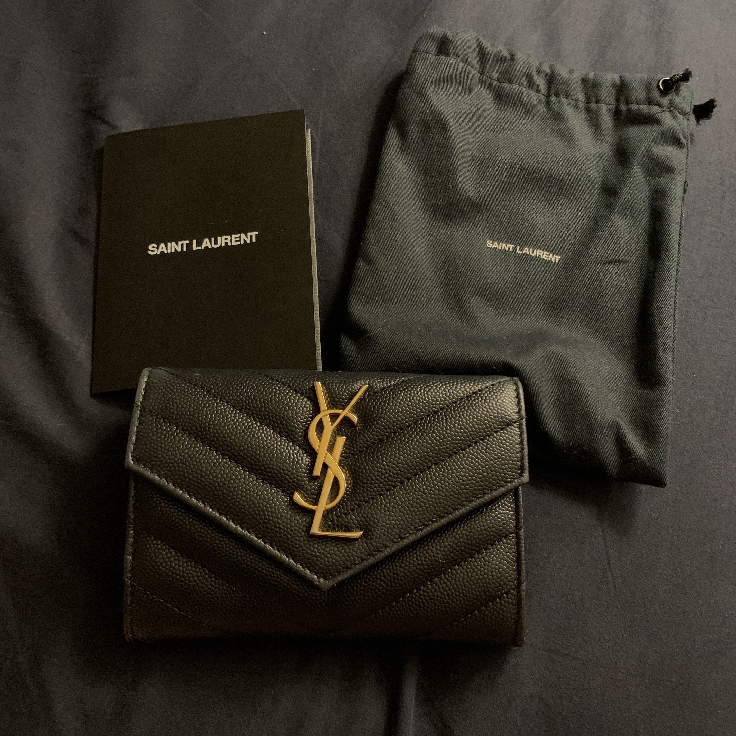 Saint Laurent Cassandre Matelasse Small Envelope Wallet in Grain de Poudre Embossed Leather Black Gold 착용 스타일
