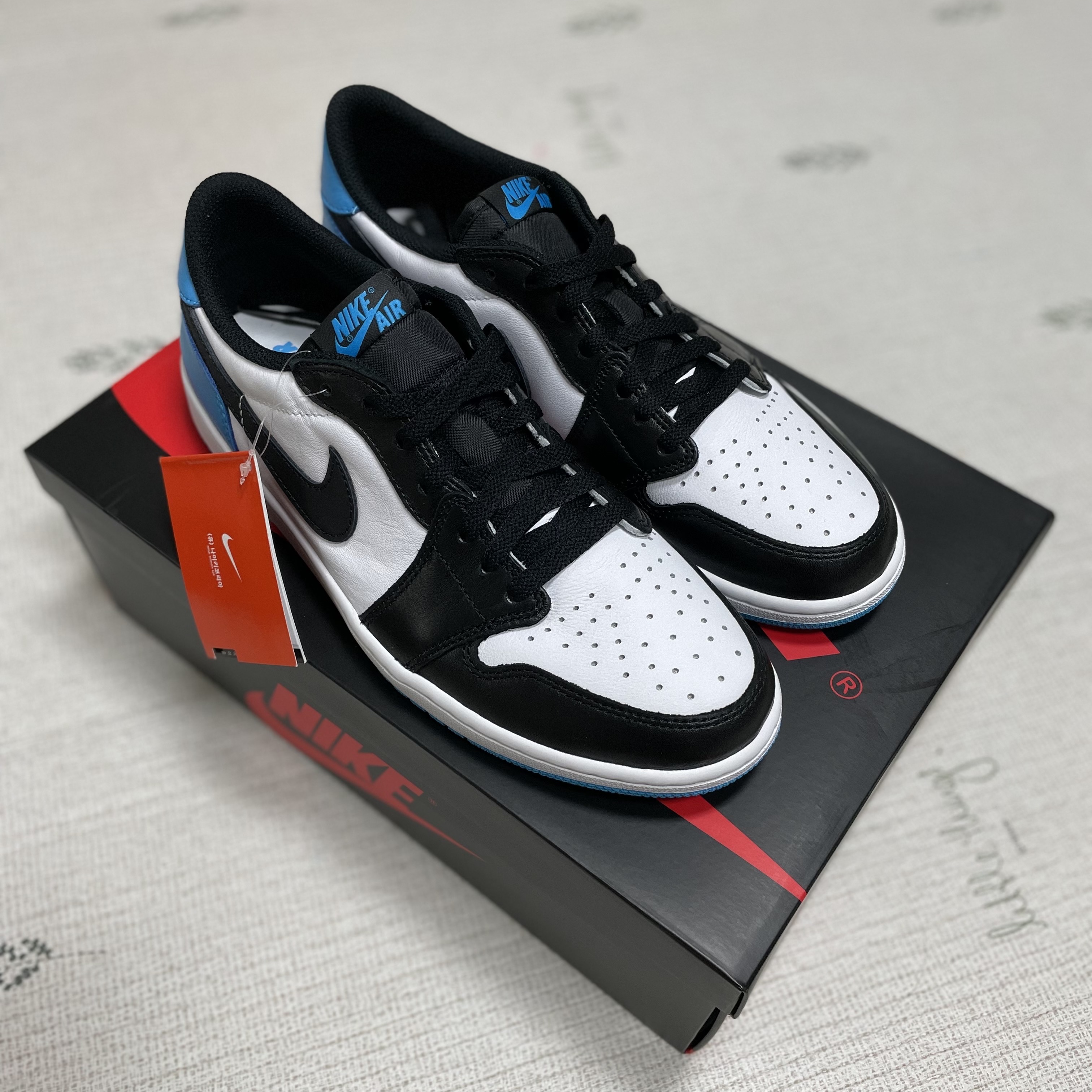 Jordan 1 Retro Low OG Black and Dark Powder Blue 착용 스타일 - 1