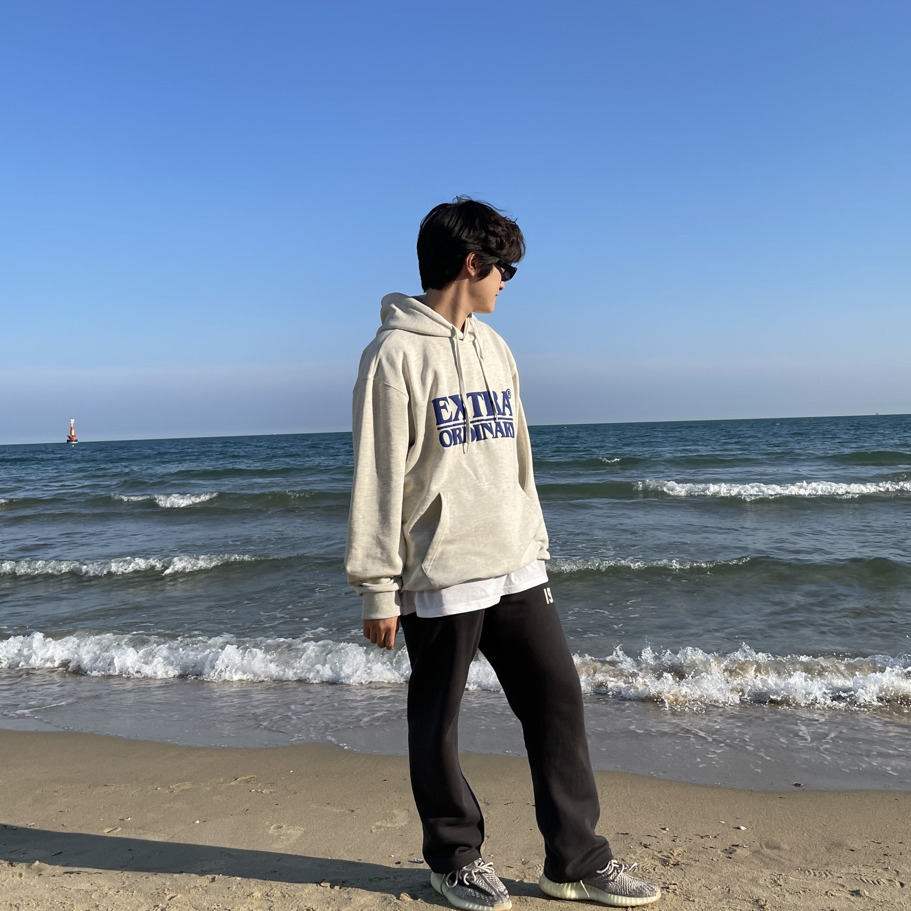 Adidas Yeezy Boost 350 V2 Zyon, Essentials 1977 Relaxed Sweatpants Iron - 22SS 착용 스타일 - 1
