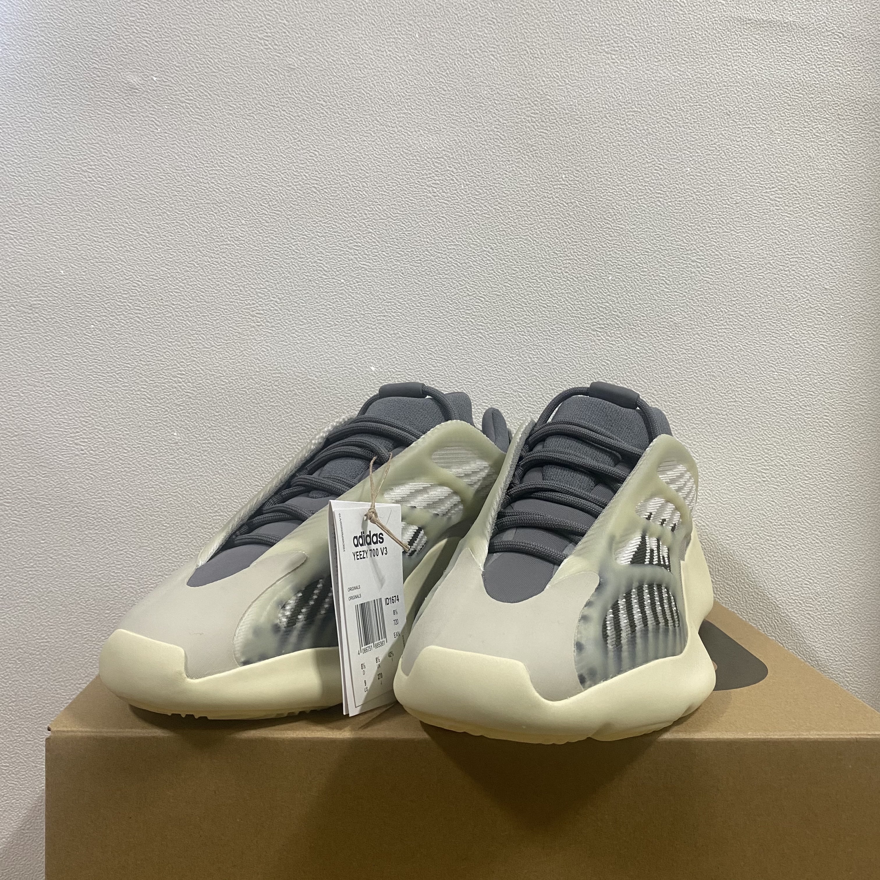 Adidas Yeezy 700 V3 Fade Salt 착용 스타일