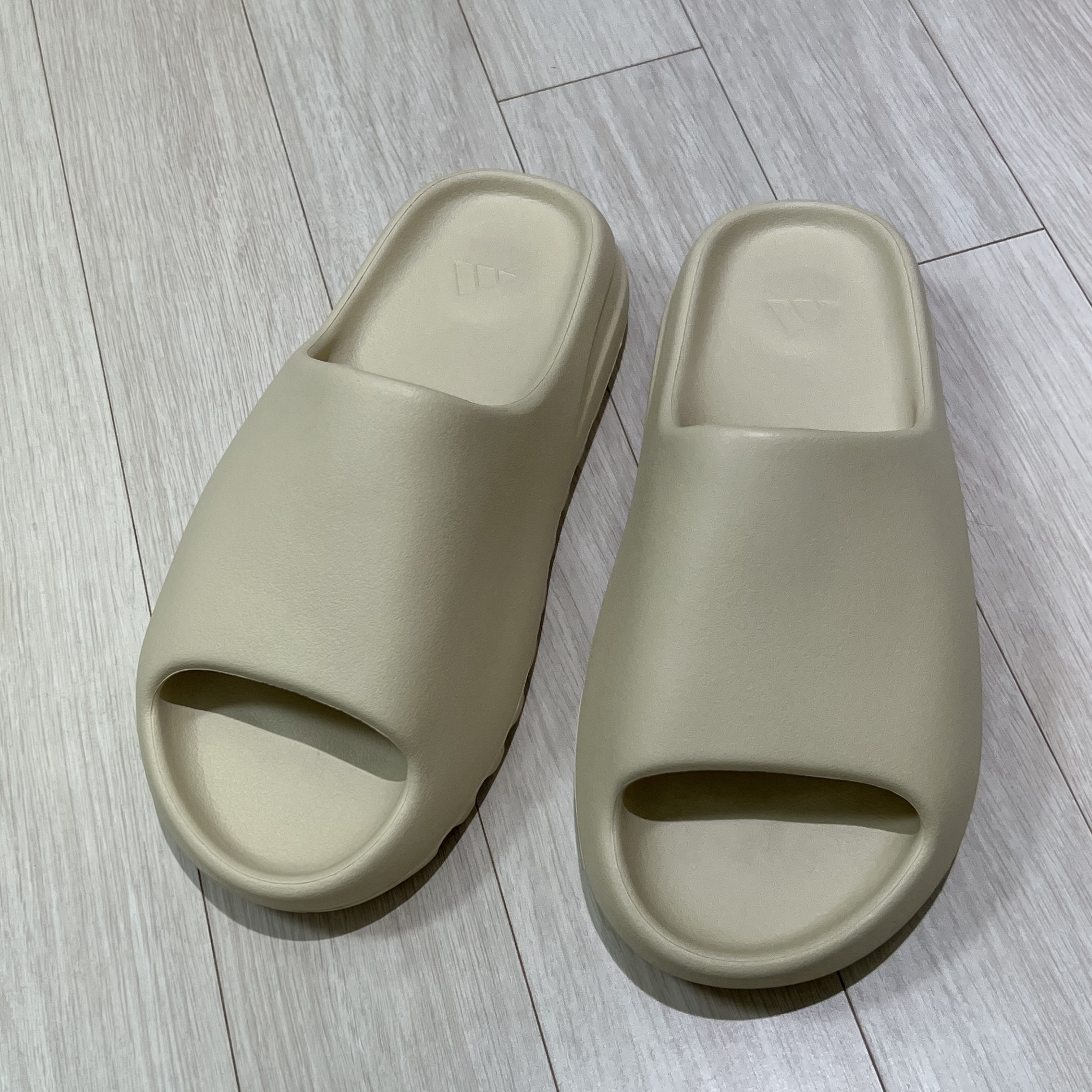 Adidas Yeezy Slide Bone 2022/2023 착용 스타일 - 2