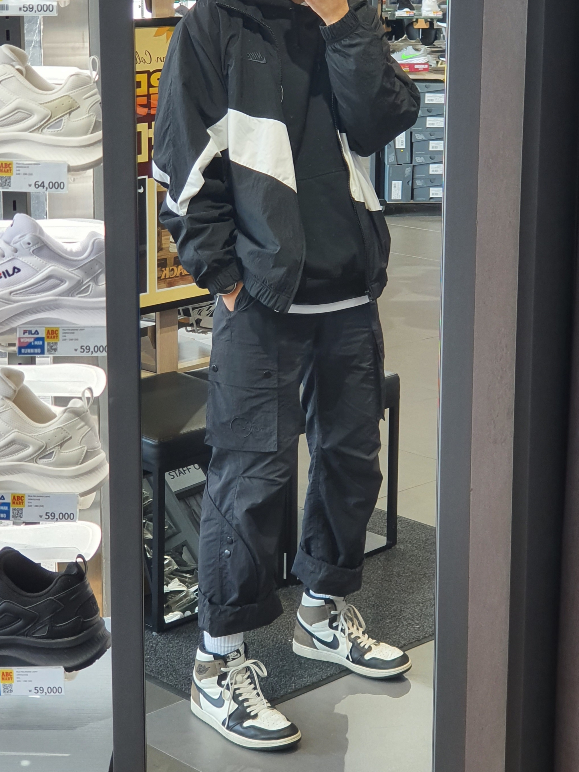 Jordan 1 Retro High OG Black Mocha, Stussy 8 Ball Hoodie Black - 21FW 착용 스타일