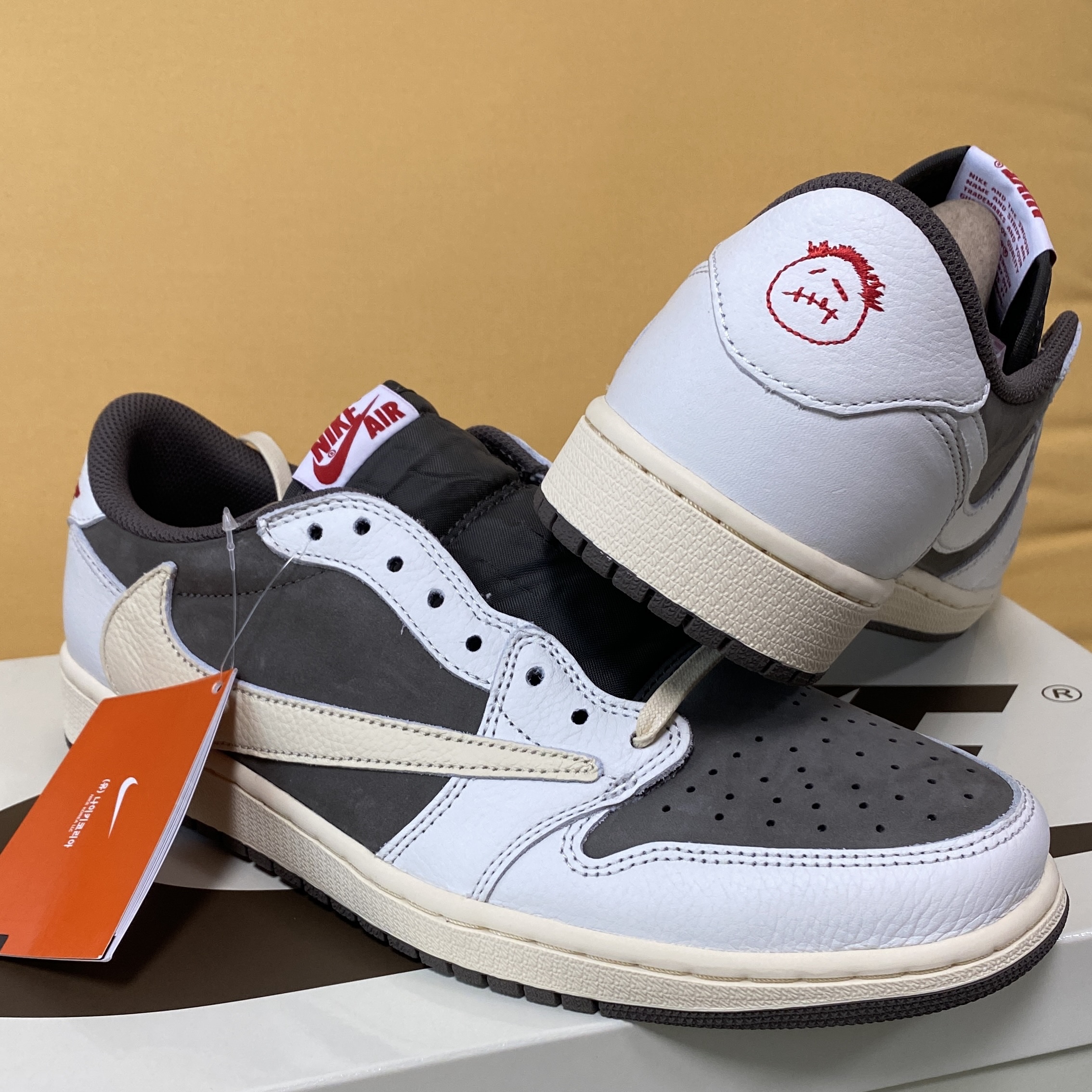 Jordan 1 x Travis Scott Retro Low OG SP Sail and Ridgerock 착용 스타일 - 1