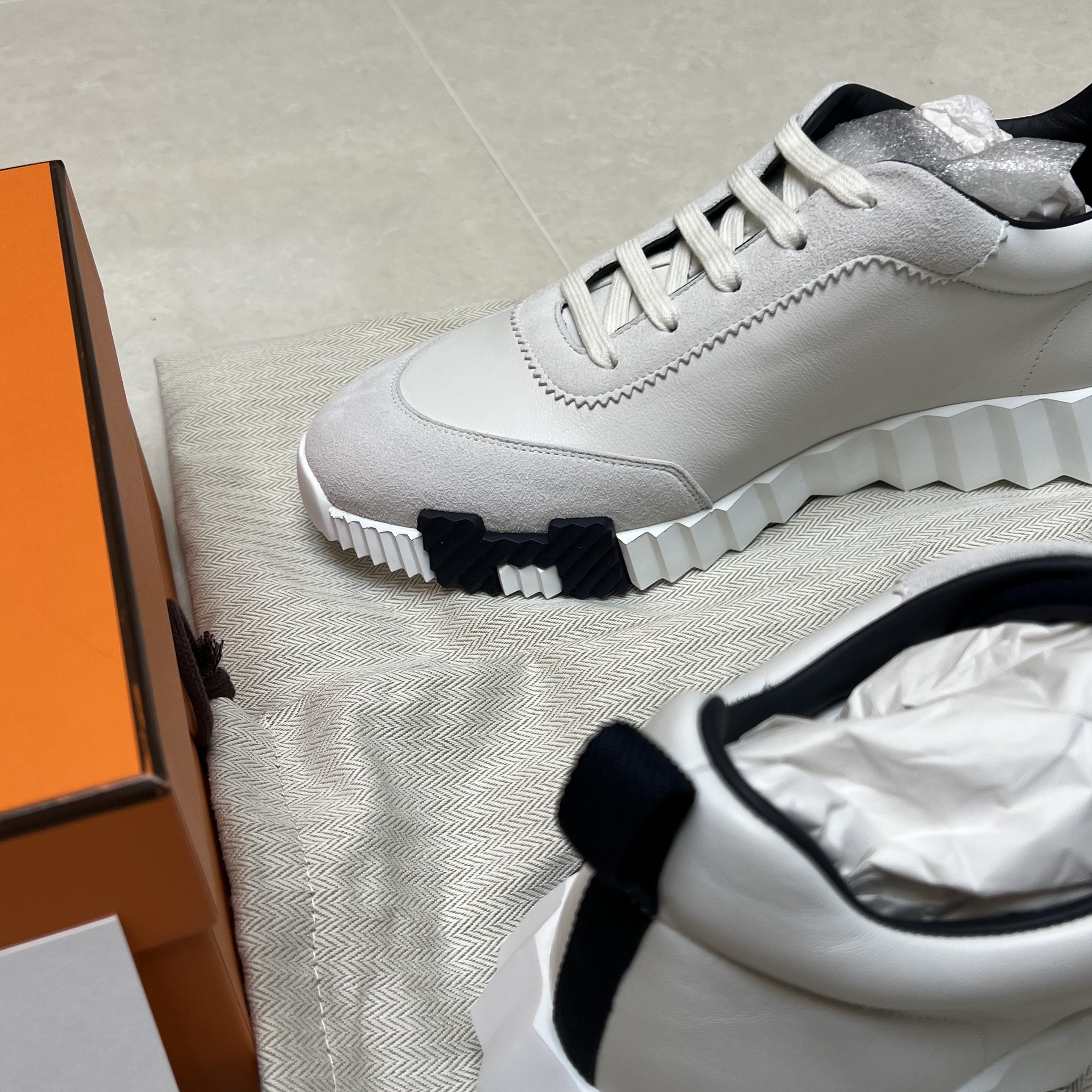 Hermes Bouncing Sneakers Calfskin Suede Goatskin & Blanc 착용 스타일 - 3