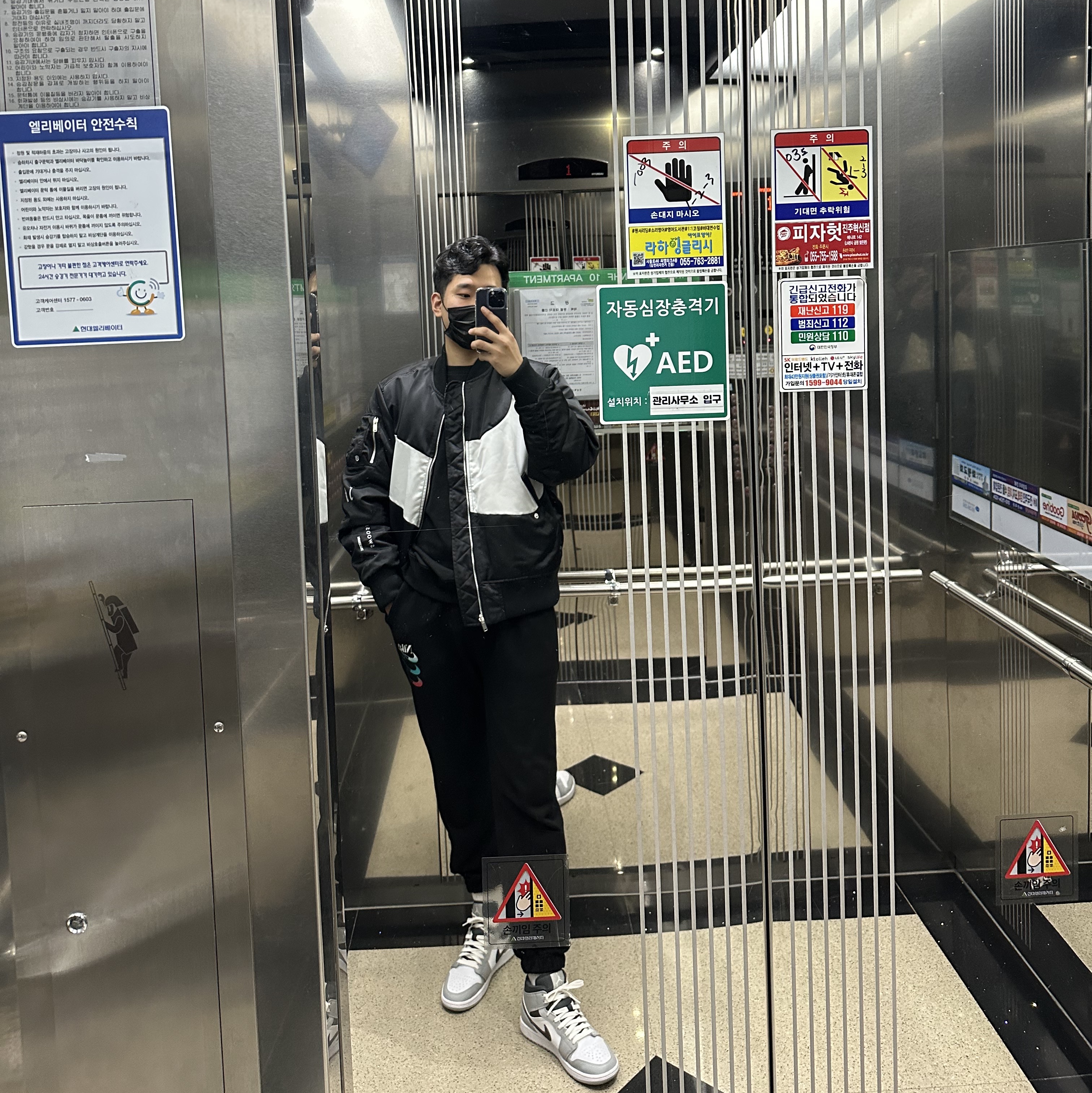 Nike NSW Swoosh Therma-Fit Bomber Black - Asia, Jordan 1 Mid Light Smoke Grey Anthracite 착용 스타일