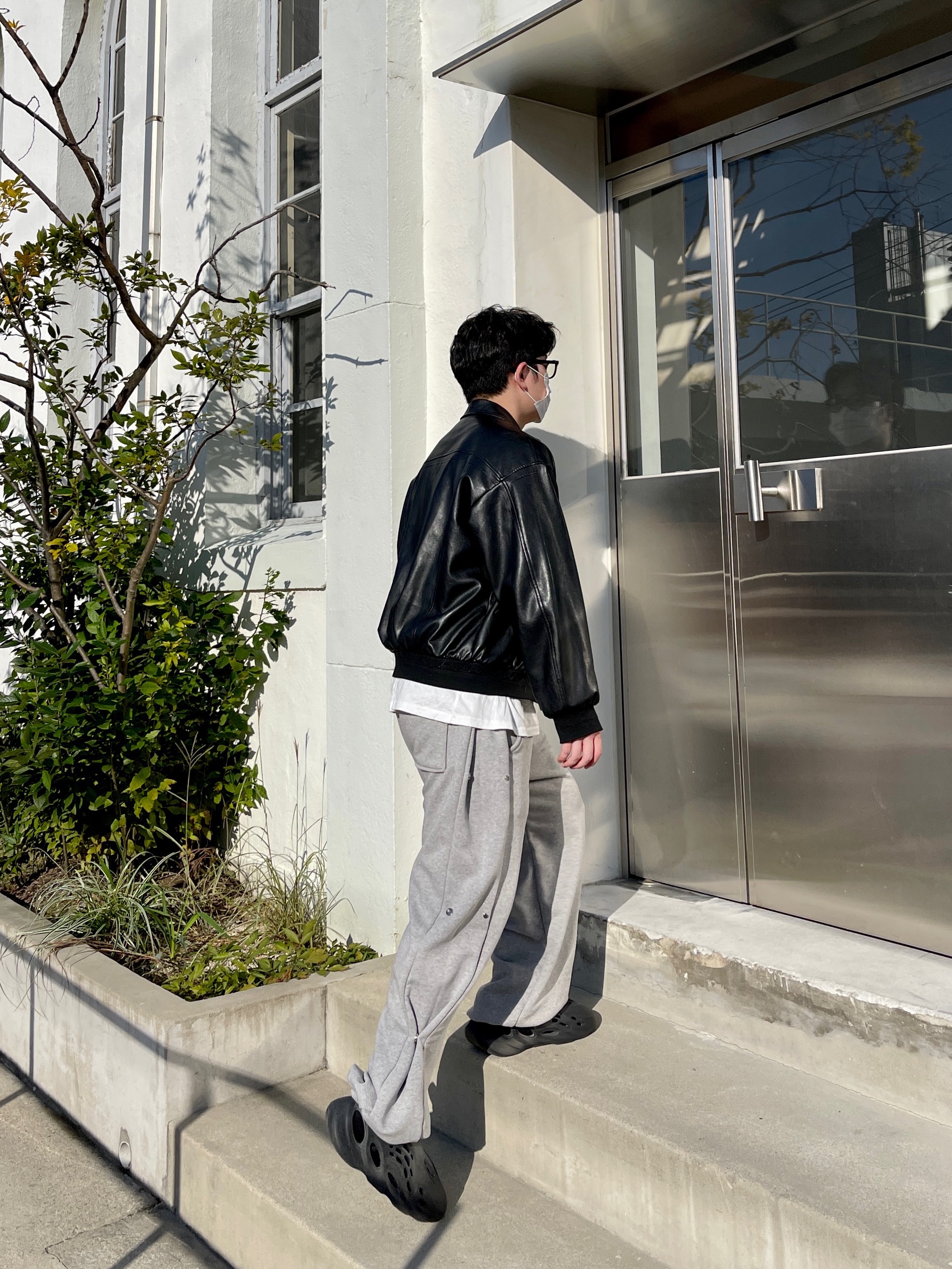 Adidas Yeezy Foam RNNR Onyx 착용 스타일 - 3