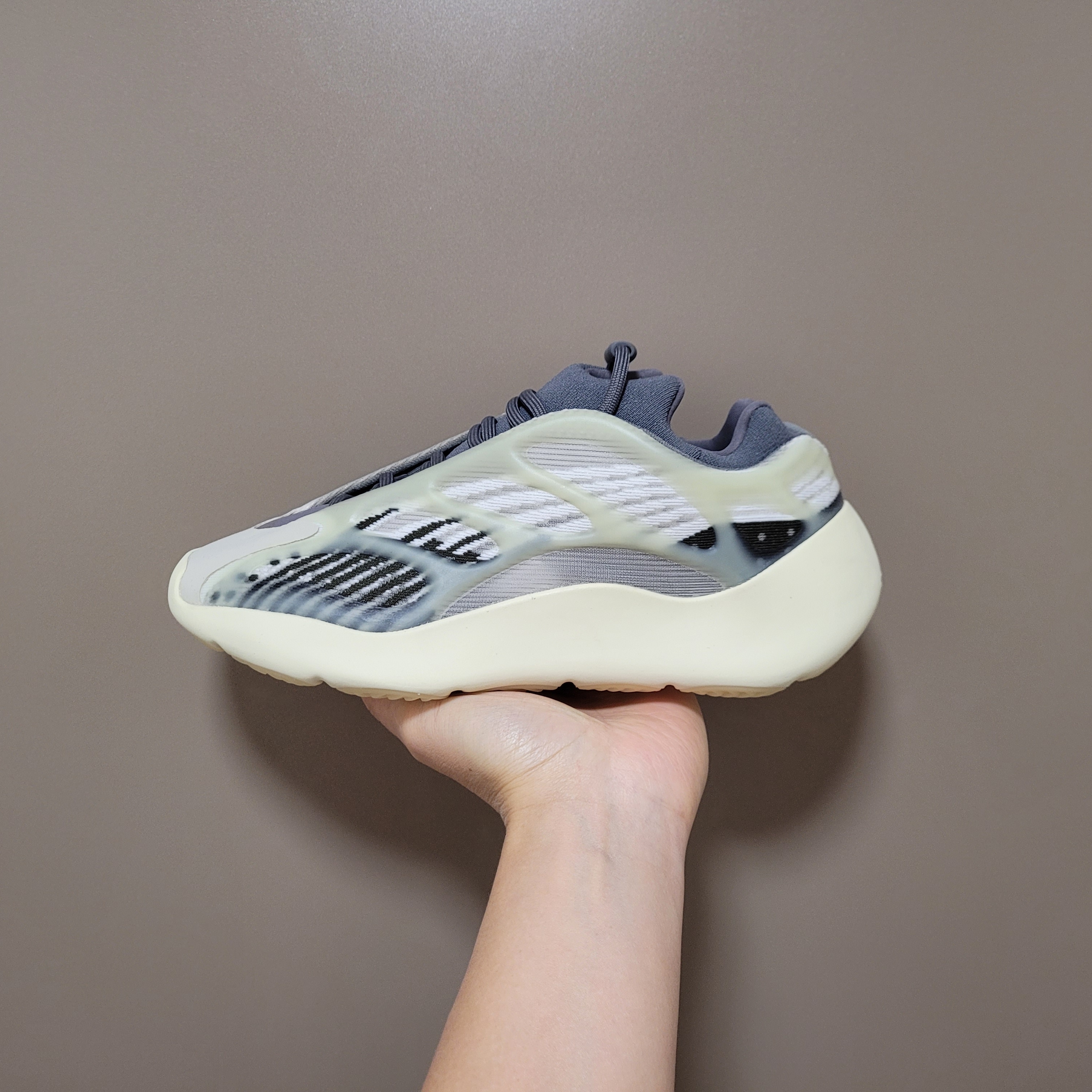 Adidas Yeezy 700 V3 Fade Salt 착용 스타일 - 2