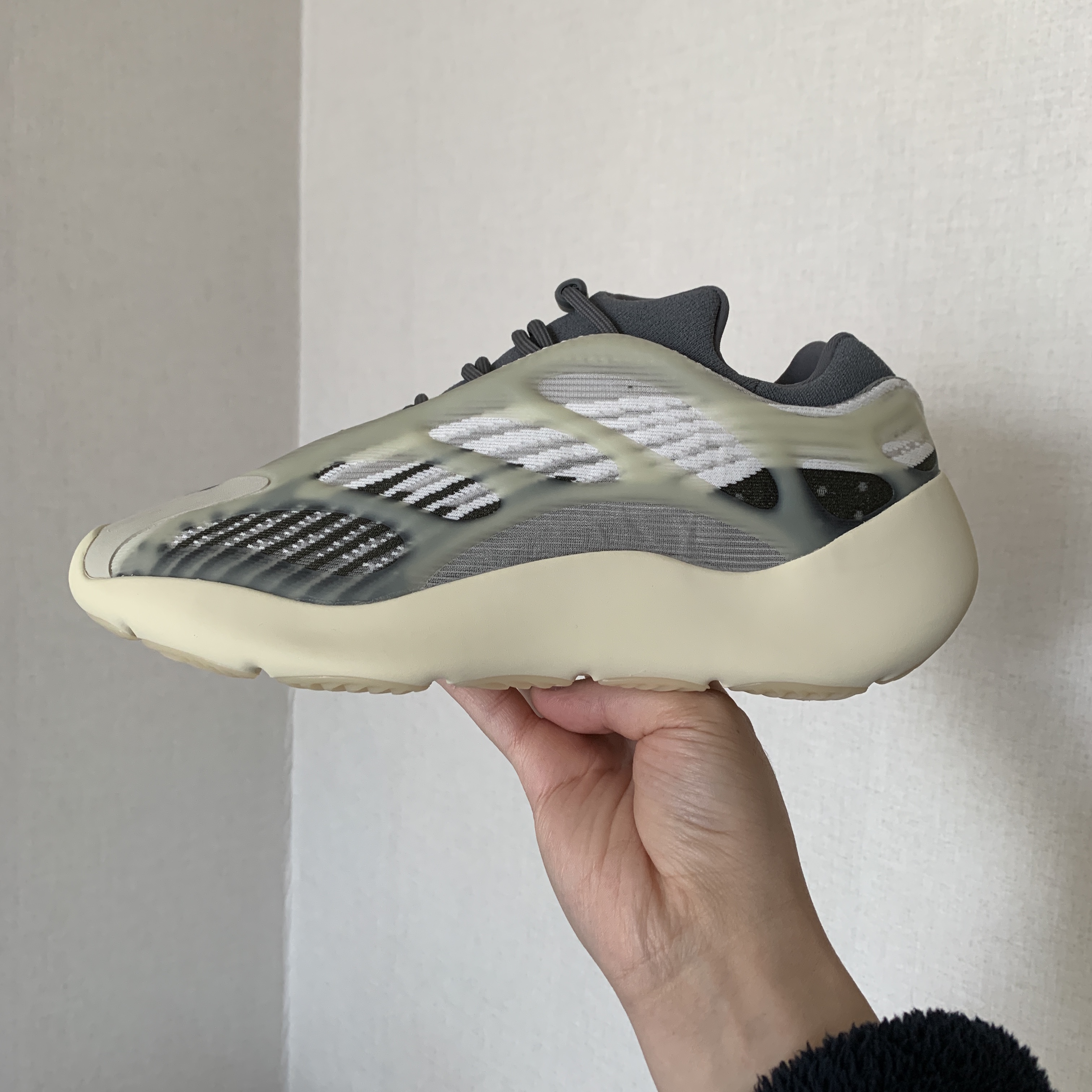 Adidas Yeezy 700 V3 Fade Salt 착용 스타일