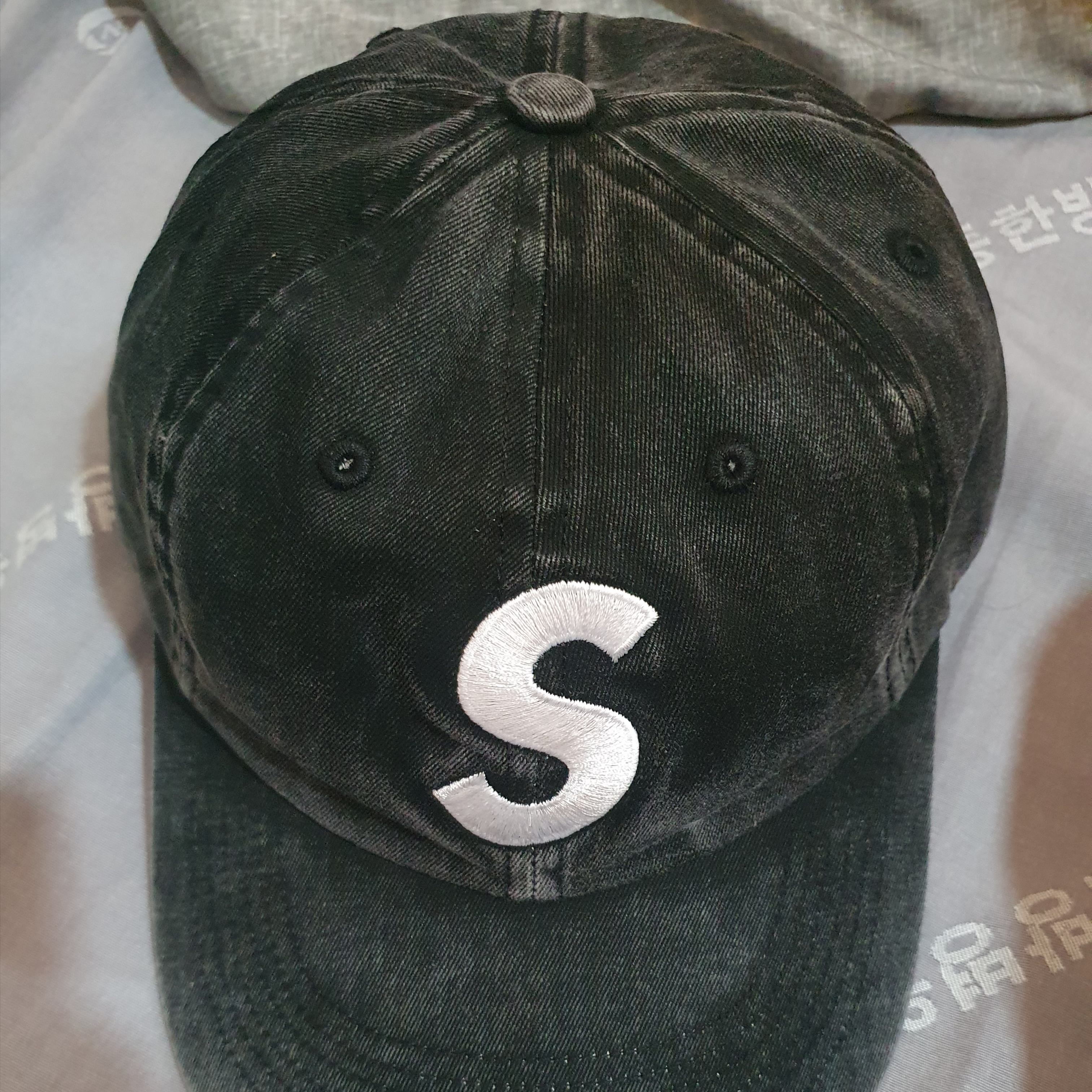 Supreme Pigment Print S Logo 6-Panel Black - 22FW 착용 스타일 - 1