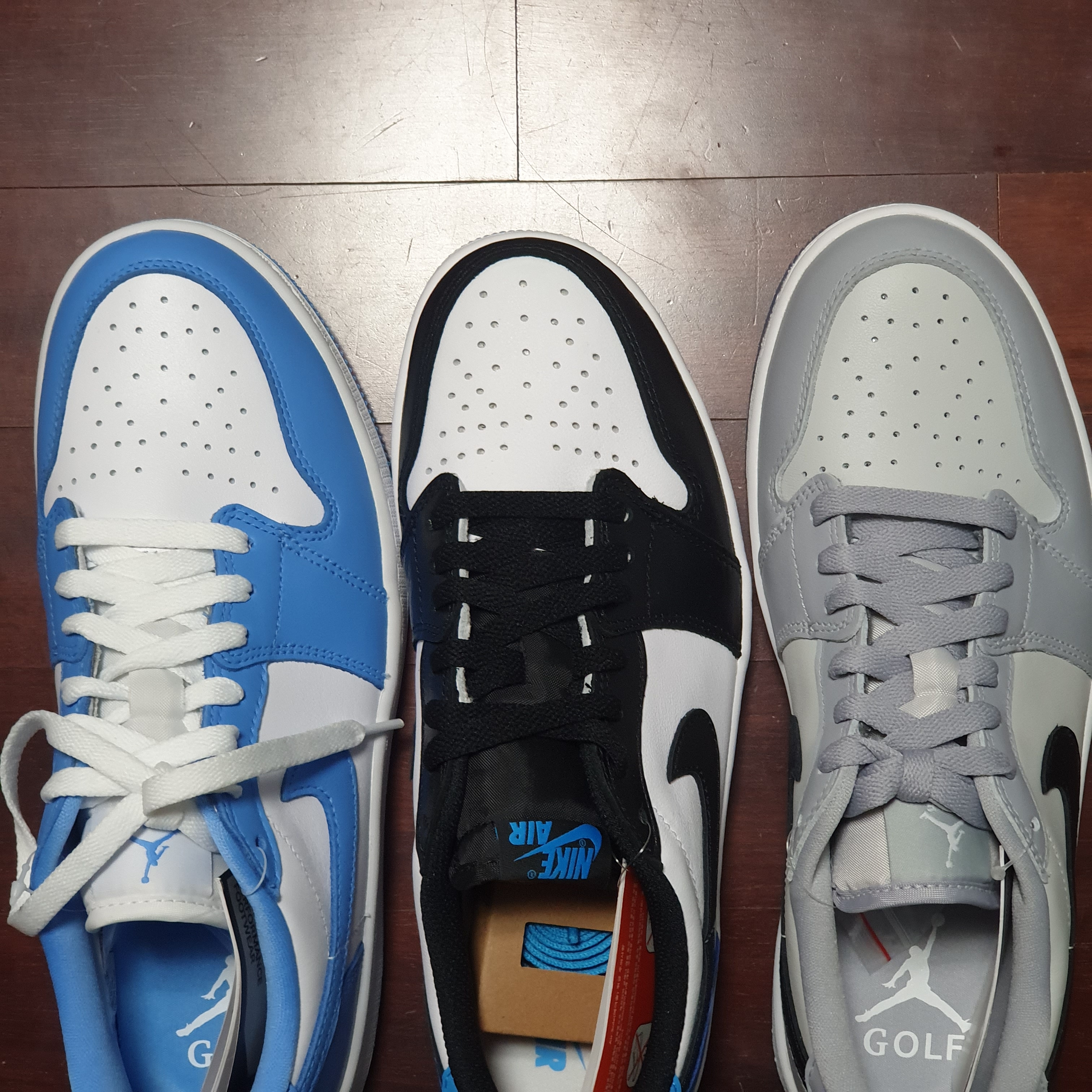 Jordan 1 Low Golf White and University Blue, Jordan 1 Retro Low OG Black and Dark Powder Blue 착용 스타일 - 1