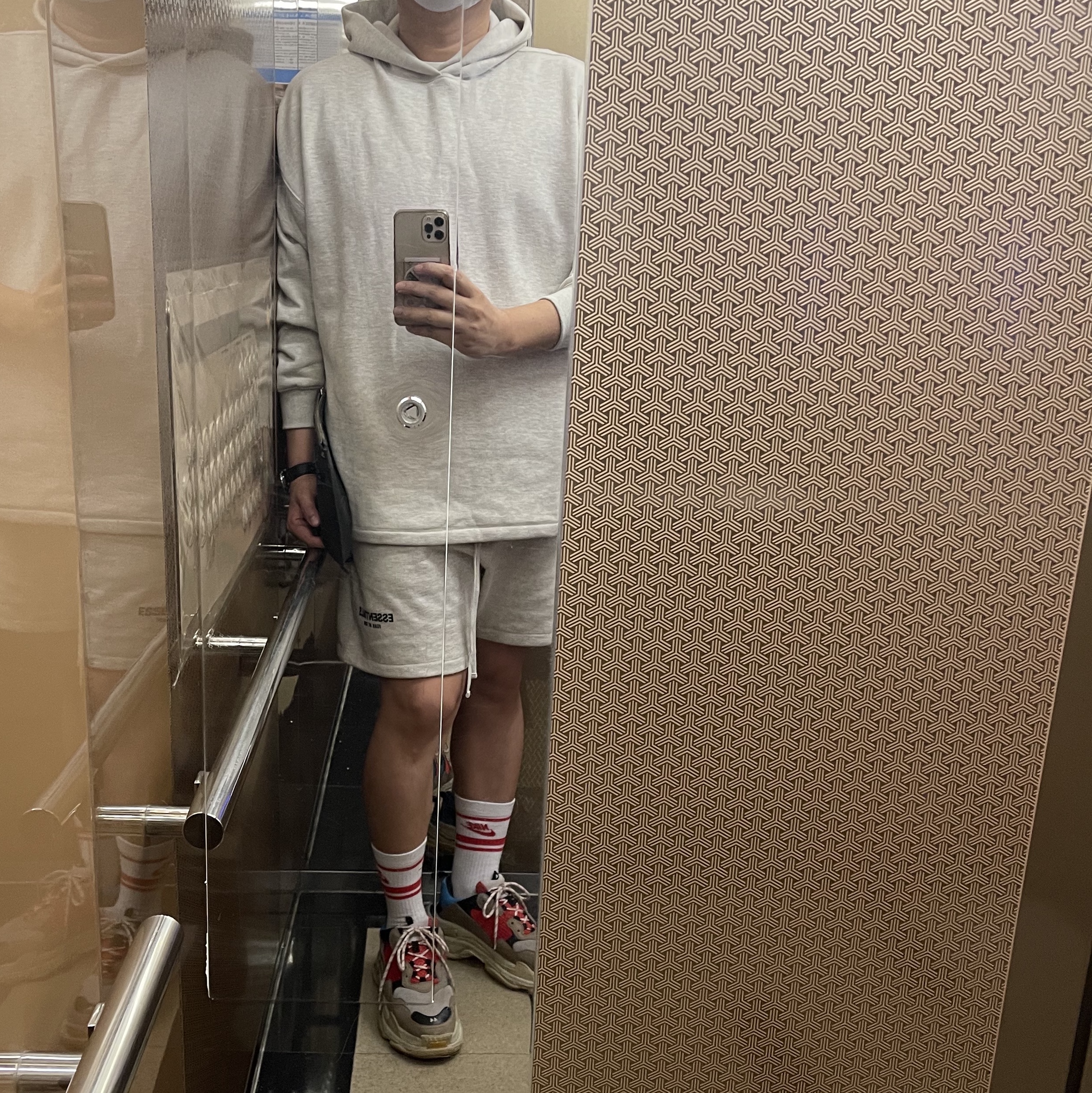 Essentials The Core Collection Sweatshorts Light Oatmeal, Balenciaga Triple S Grey Red Blue 2018 Reissue 착용 스타일