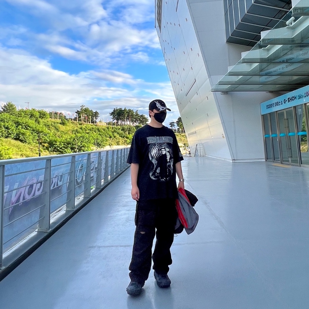 Balenciaga Defender Sneakers Black, Yeezy Gap Engineered By Balenciaga Flame Cap Black 착용 스타일 - 1