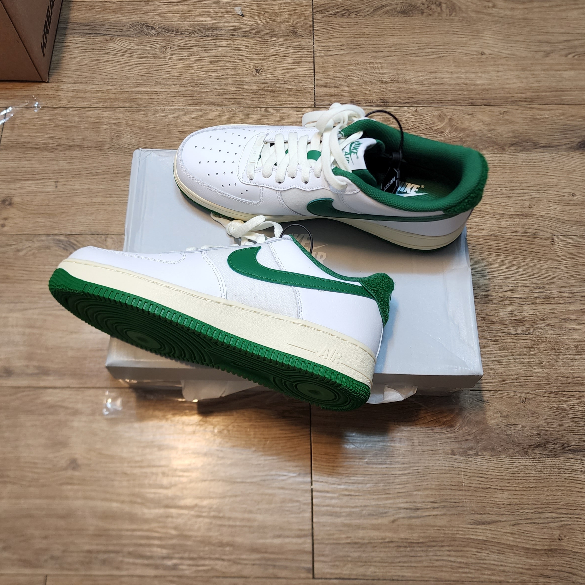 Nike Air Force 1 '07 LV8 Varsity White Pine Green 착용 스타일