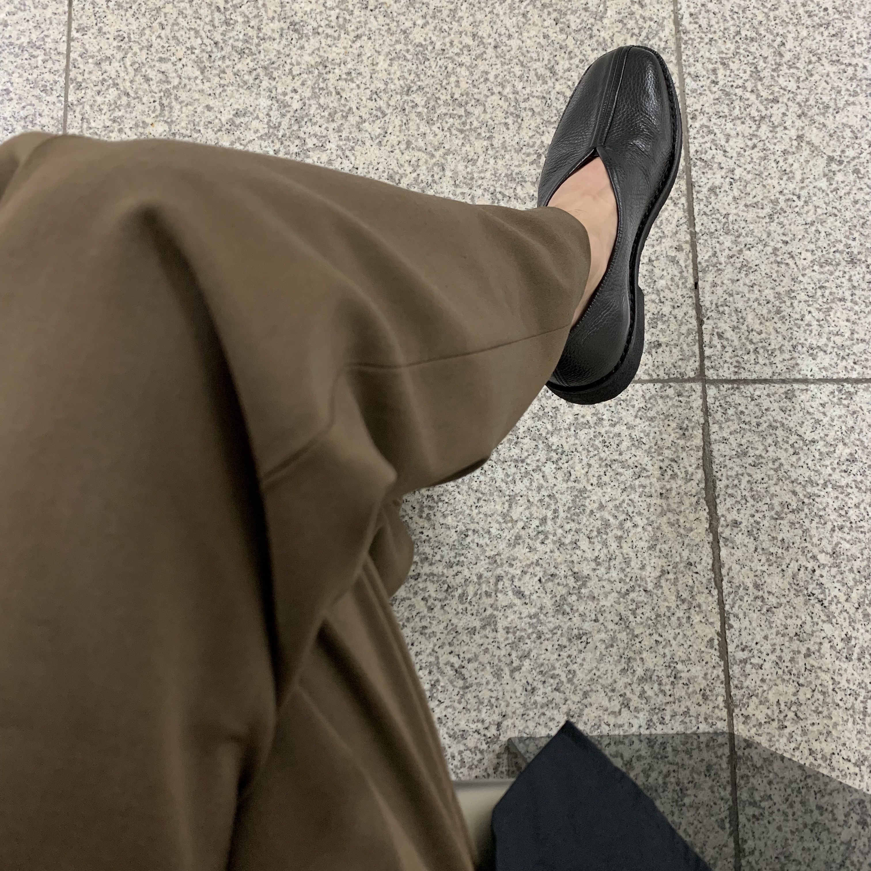 Lemaire Piped Slippers Black 착용 스타일