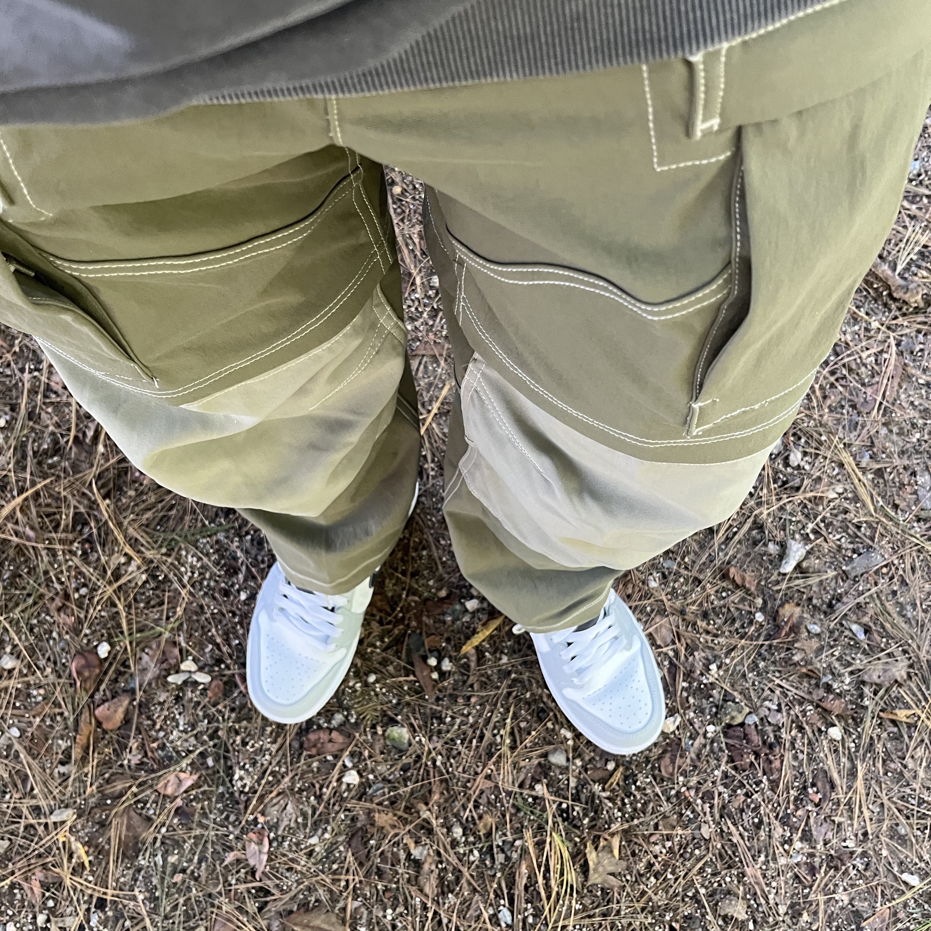 Jordan 1 Mid Light Smoke Grey Anthracite, Nike ACG Smith Summit Cargo Pants Medium Olive - Asia 착용 스타일 - 1