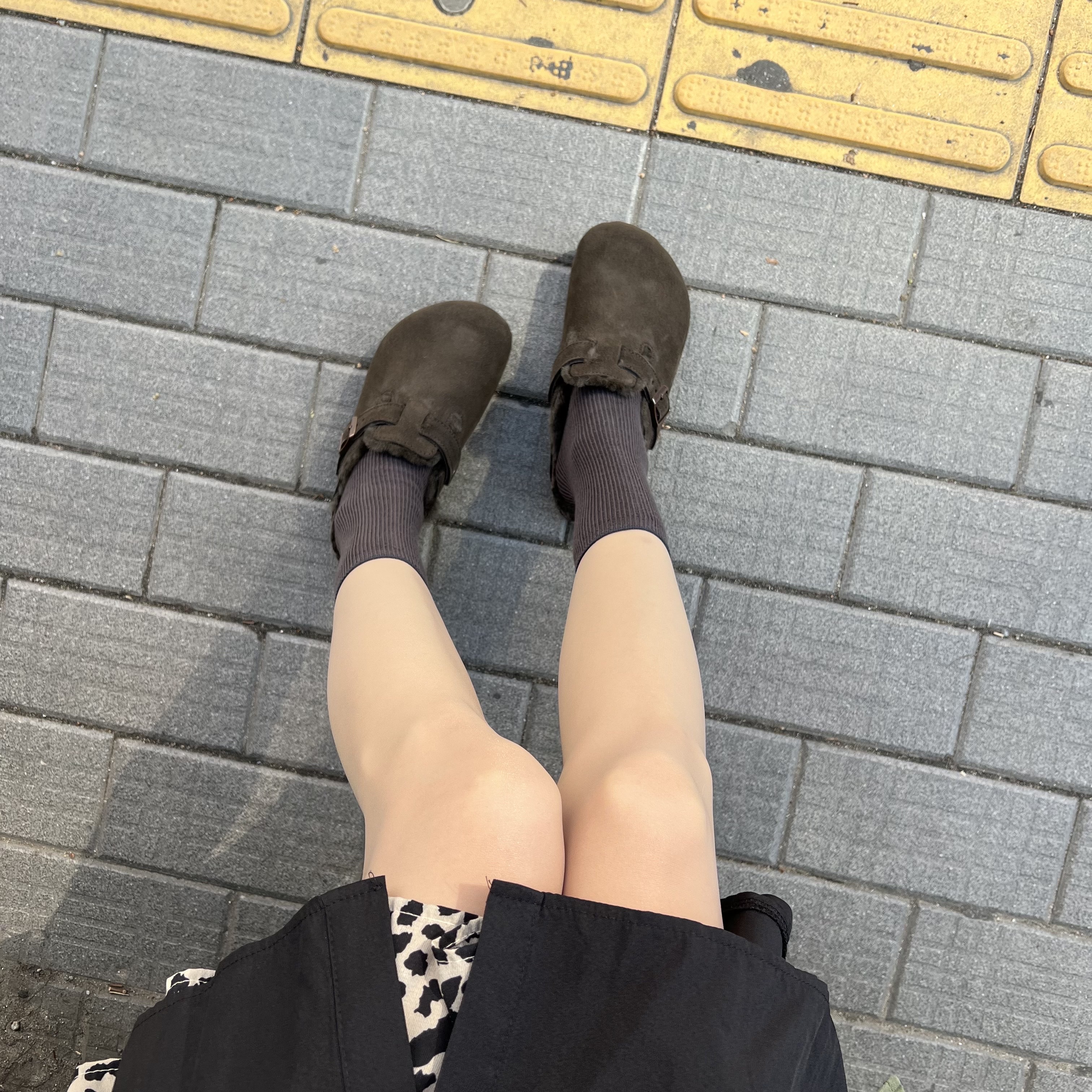 Birkenstock Boston Shearling Mocha - Regular 착용 스타일