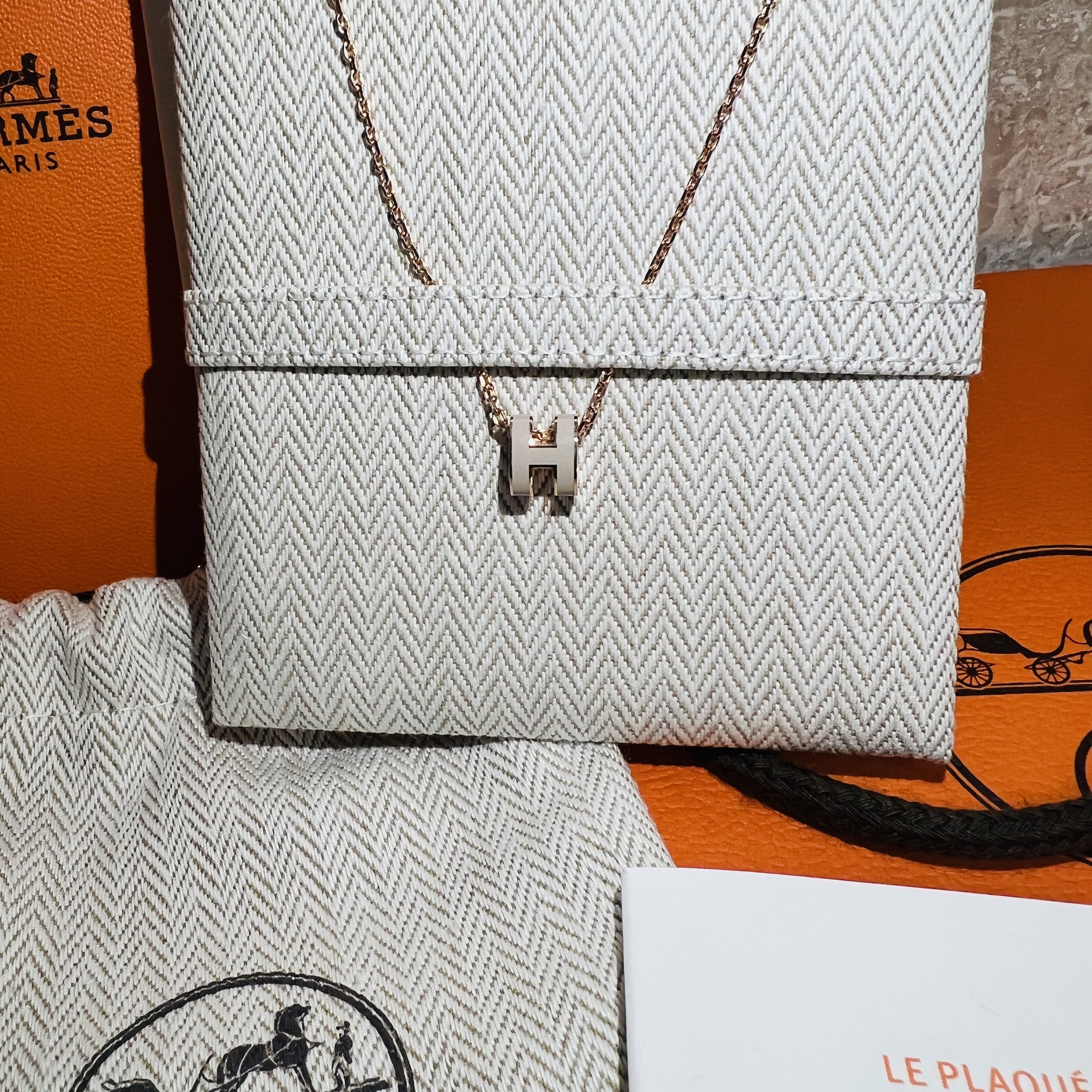 (W) Hermes Mini Pop H Pendant Rose Gold & Marron Glace, (W) Hermes Mini Pop H Pendant Rose Gold & Malachite 착용 스타일 - 3