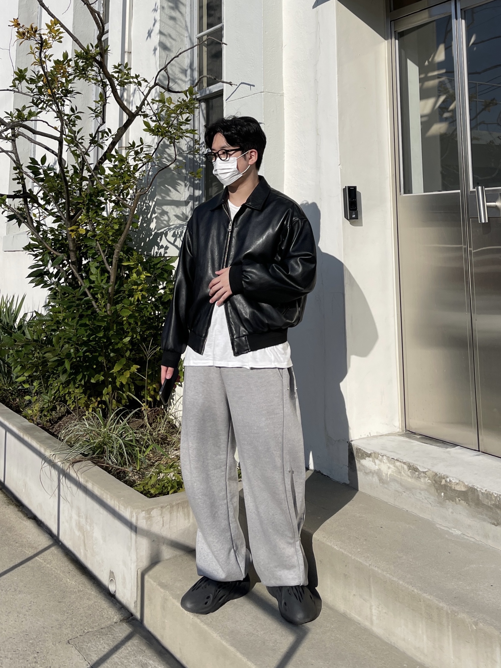 Adidas Yeezy Foam RNNR Onyx 착용 스타일 - 1
