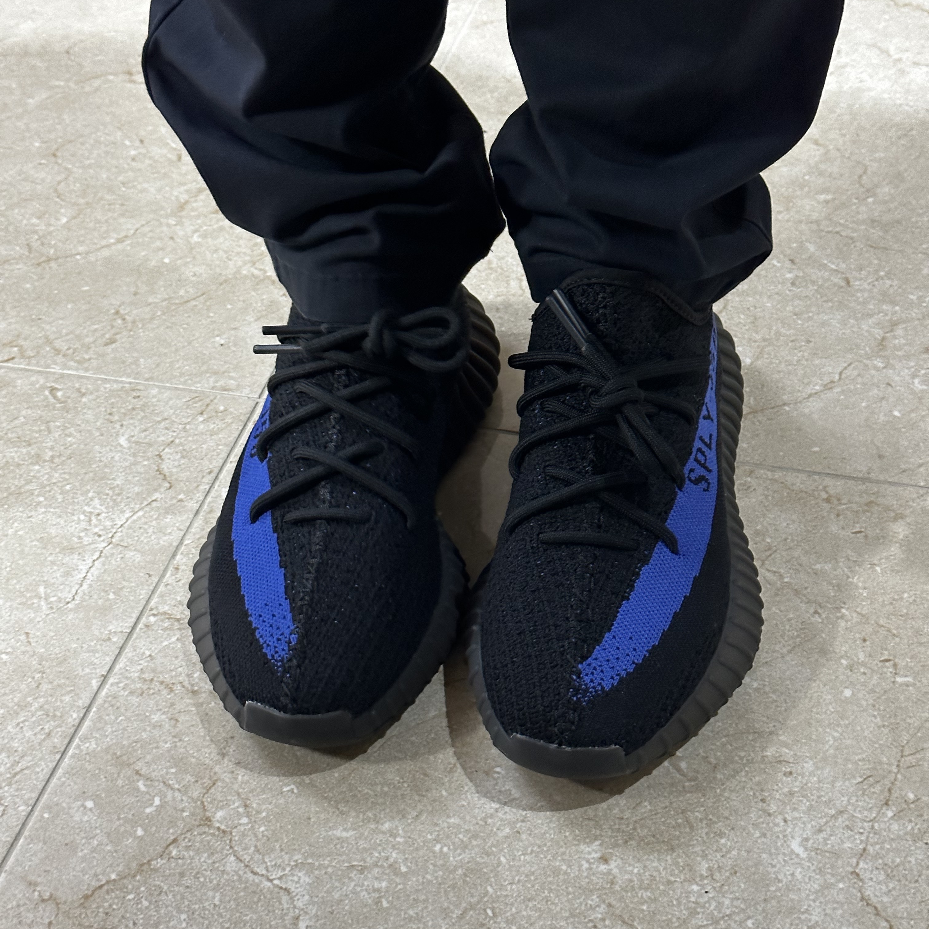 Adidas Yeezy Boost 350 V2 Dazzling Blue 착용 스타일 - 2