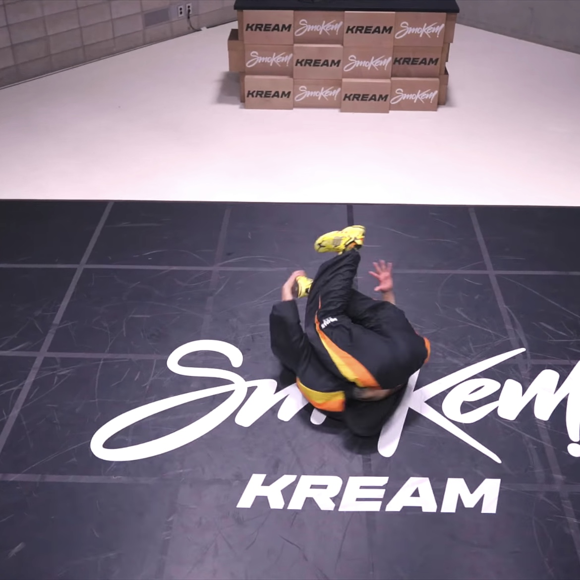 Adidas Yeezy Boost 350 V2 Zyon, Essentials 1977 Relaxed Sweatpants Iron - 22SS 착용 스타일 - 2