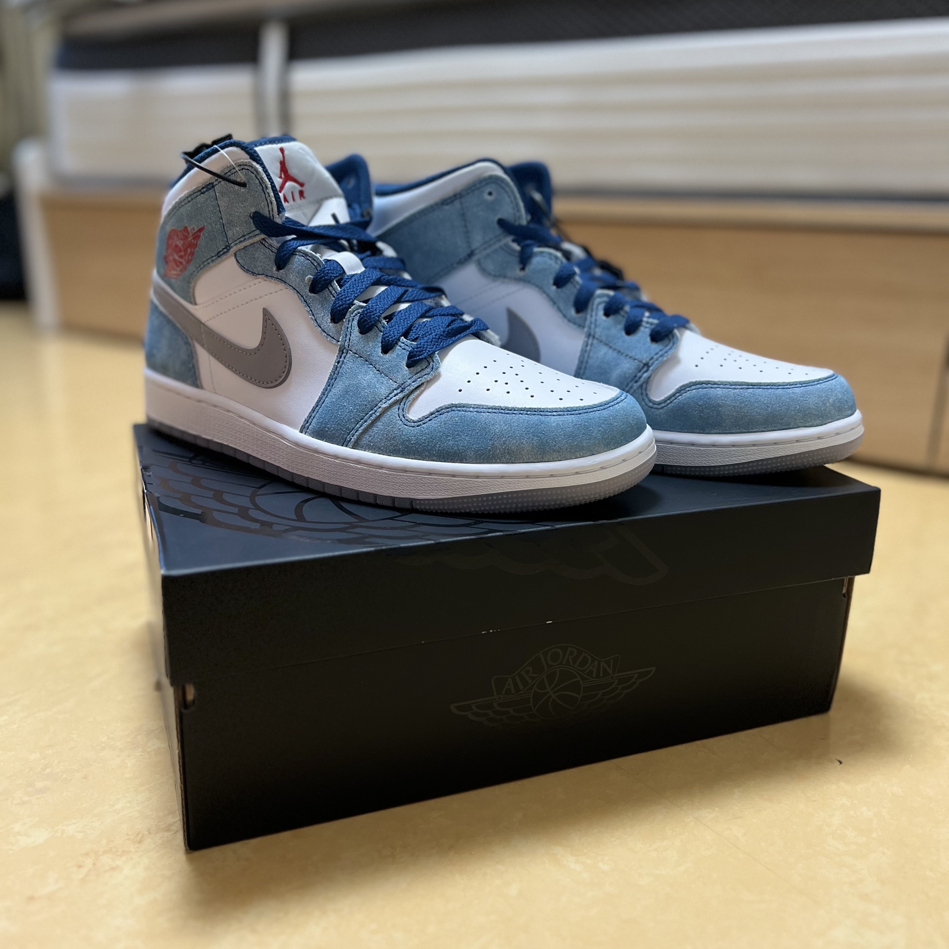 Jordan 1 Mid SE French Blue Fire Red 착용 스타일 - 1