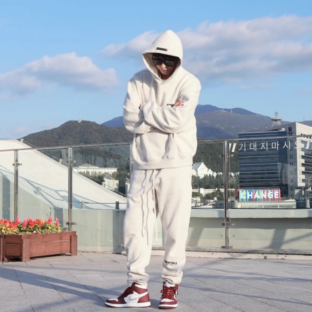 Essentials The Core Collection Hoodie Light Oatmeal, Essentials The Core Collection Sweatpants Light Oatmeal 착용 스타일 - 1