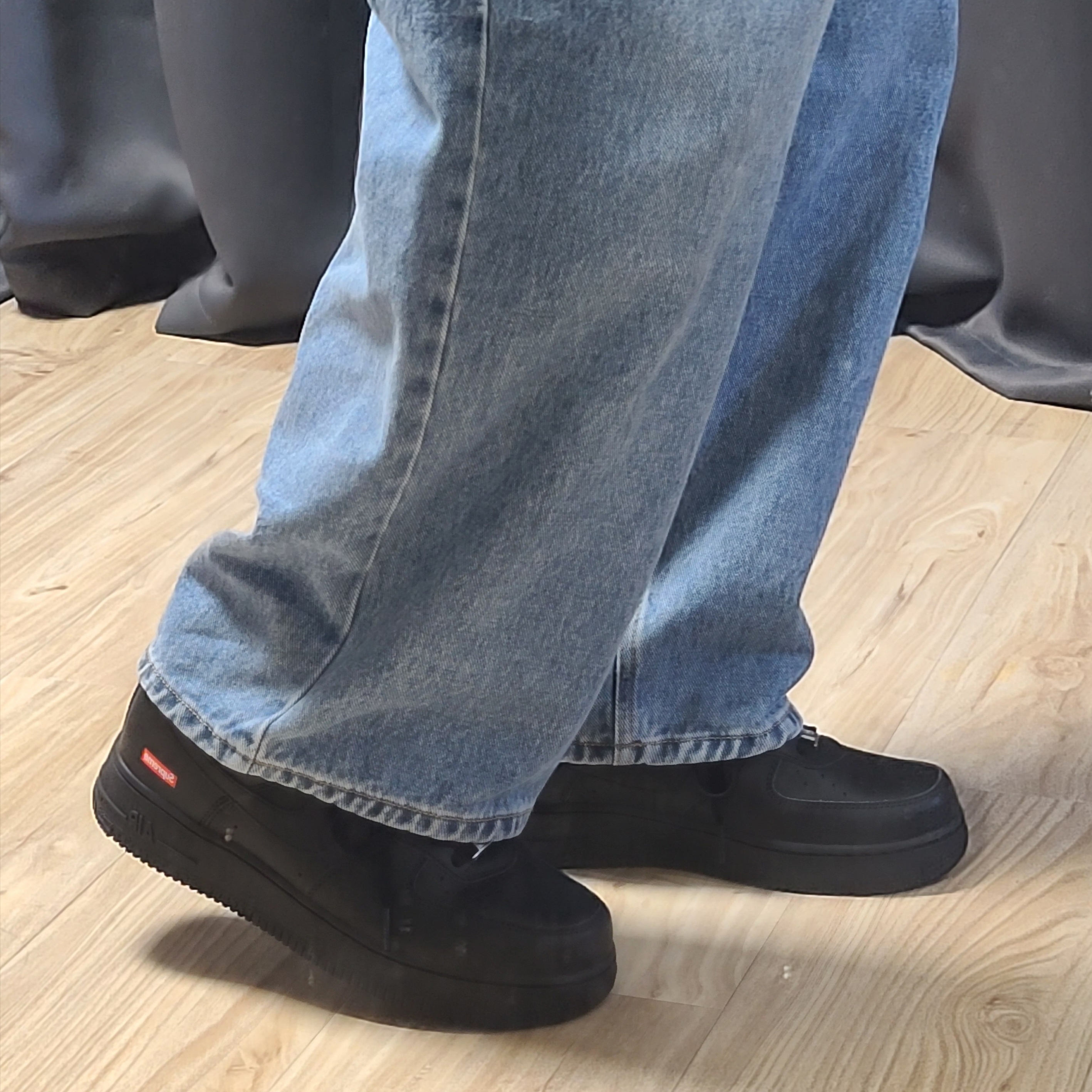 Nike x Supreme Air Force 1 Low Black 착용 스타일 - 1