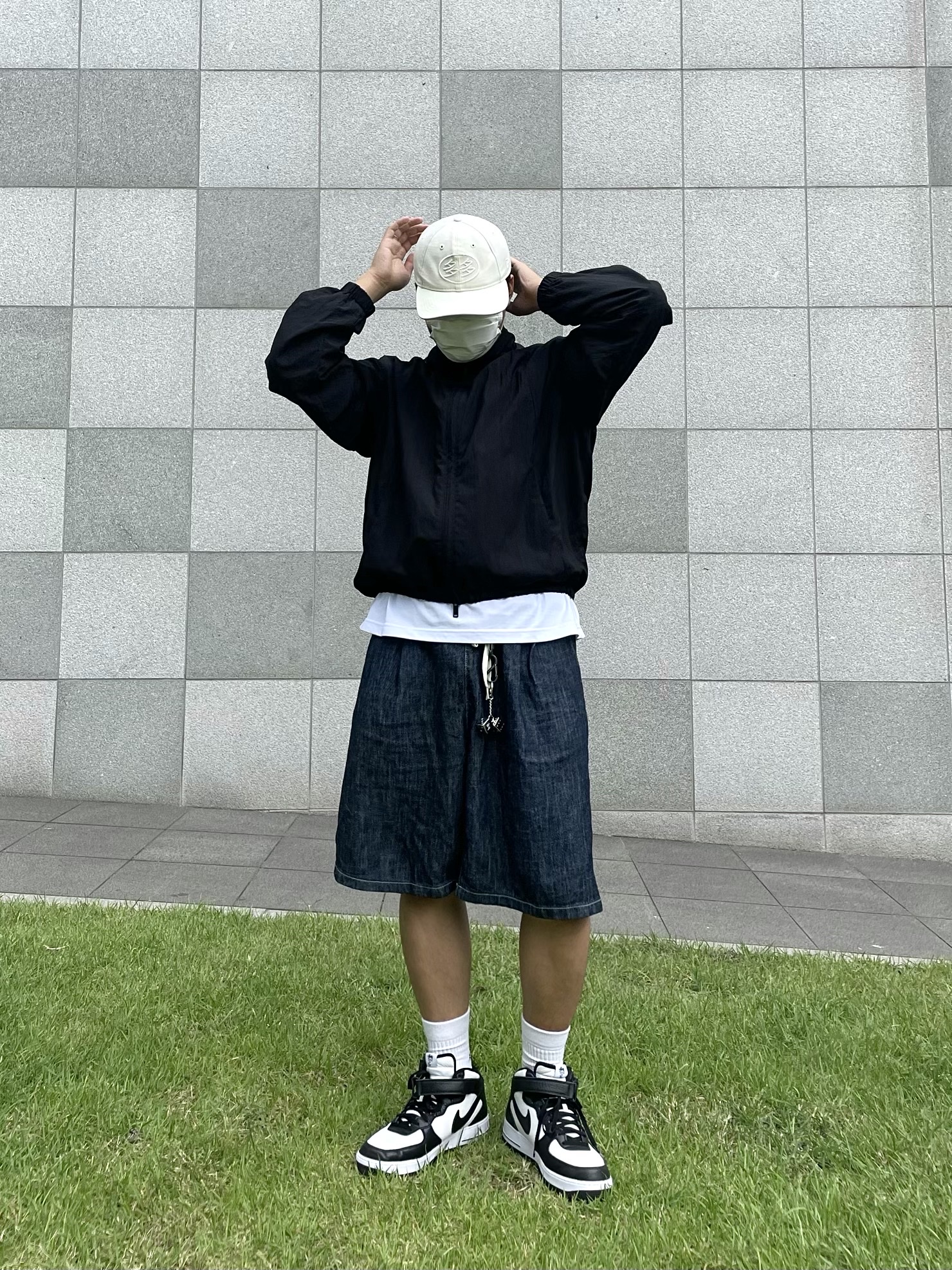 Apple AirPods Max Lightning Silver (Korean Ver.), Nike x Stussy Air Force 1 '07 Mid SP Black and Light Bone 착용 스타일 - 2