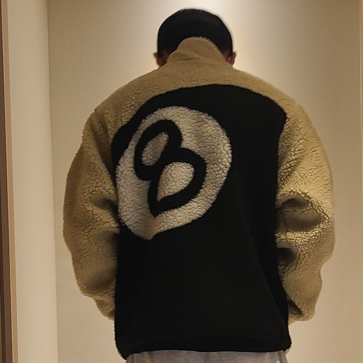 Stussy 8 Ball Sherpa Jacket Natural 착용 스타일 - 1